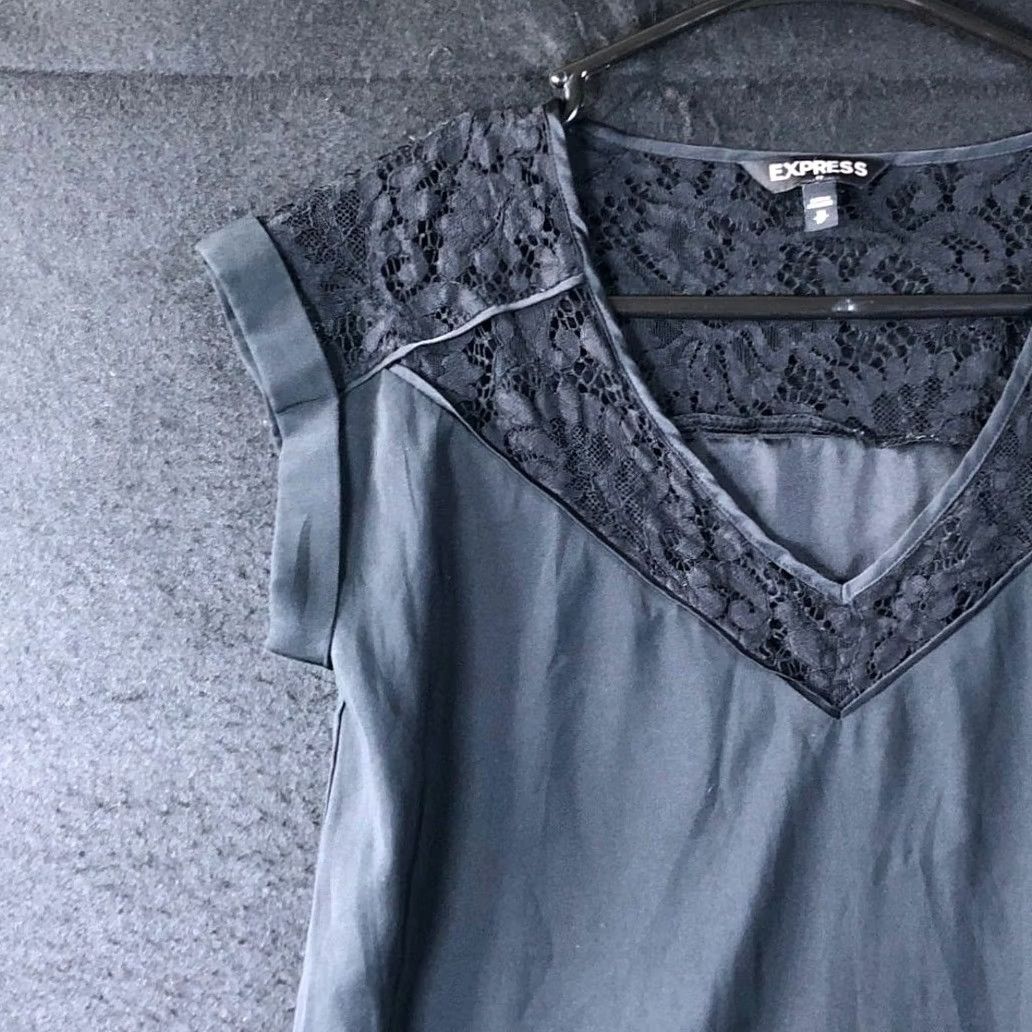 Express Express Blouse Black Lace V Neck Cap Short Sleeve XS Woman | Express | Blouse | Cap Sleeve | V-Neck | Black | XS | Women Size XS / US 0-2 / IT 36-38 - 4 Thumbnail