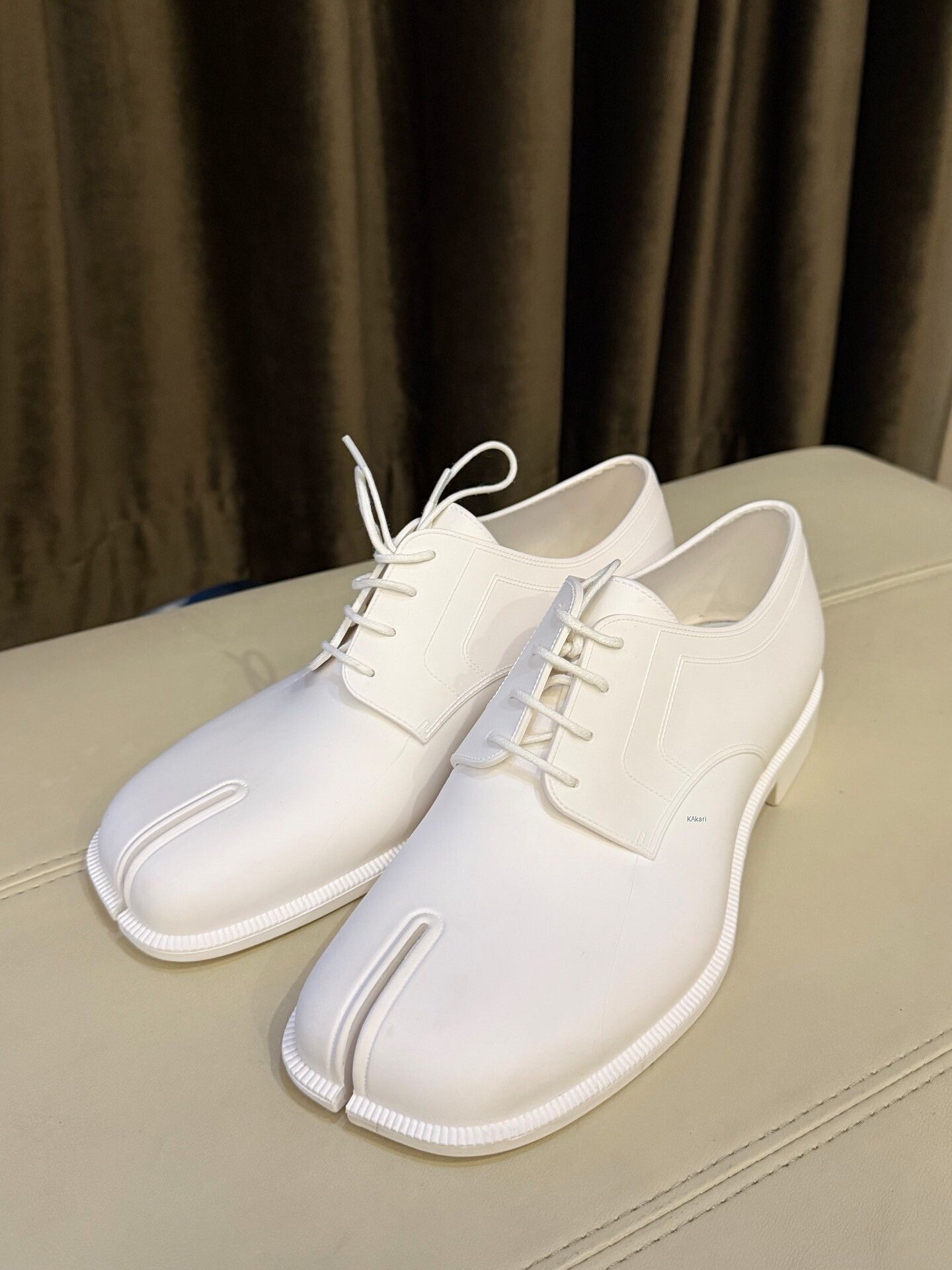 Maison Margiela Maison Margiela White Tabi Split-Toe Shoes Size US 9 / EU 42 - 2 Thumbnail