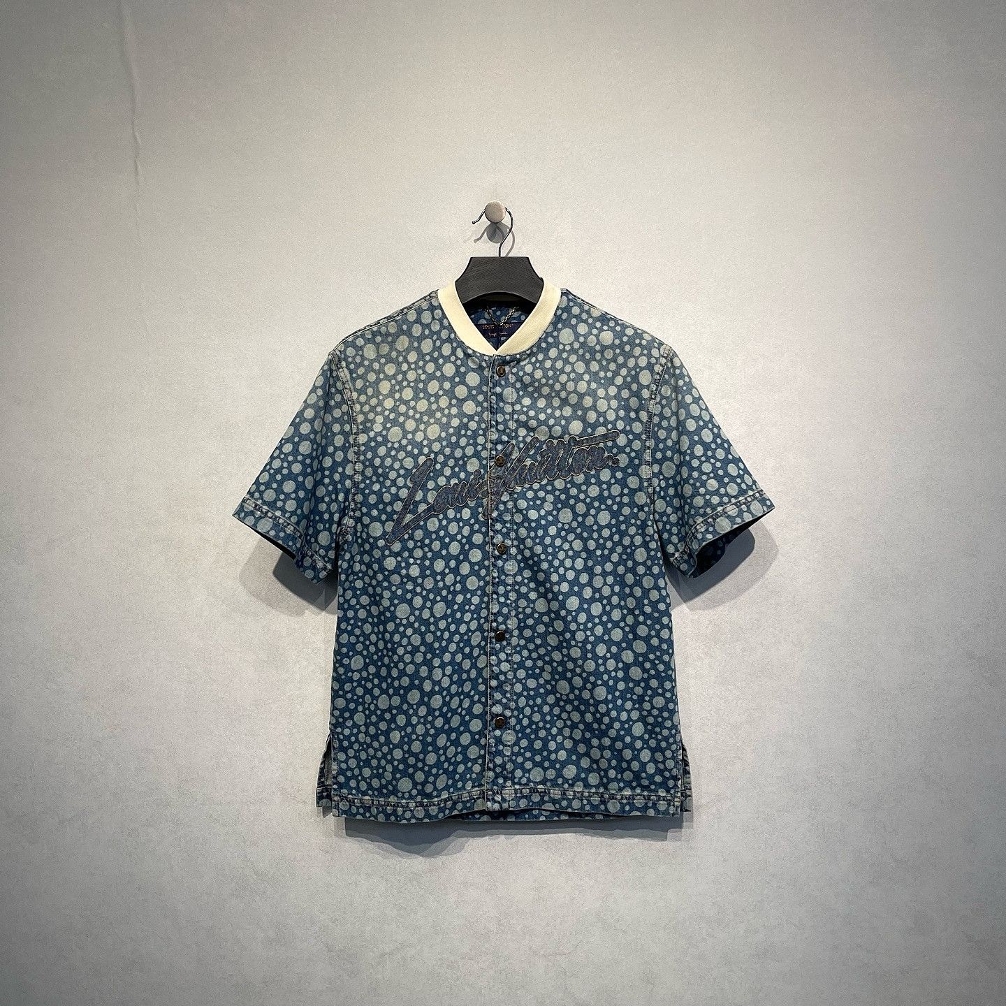 Louis Vuitton Louis Vuitton x Yayoi Kusama Polka Dot Denim Shirt Size S Size US S / EU 44-46 / 1 - 1 Thumbnail