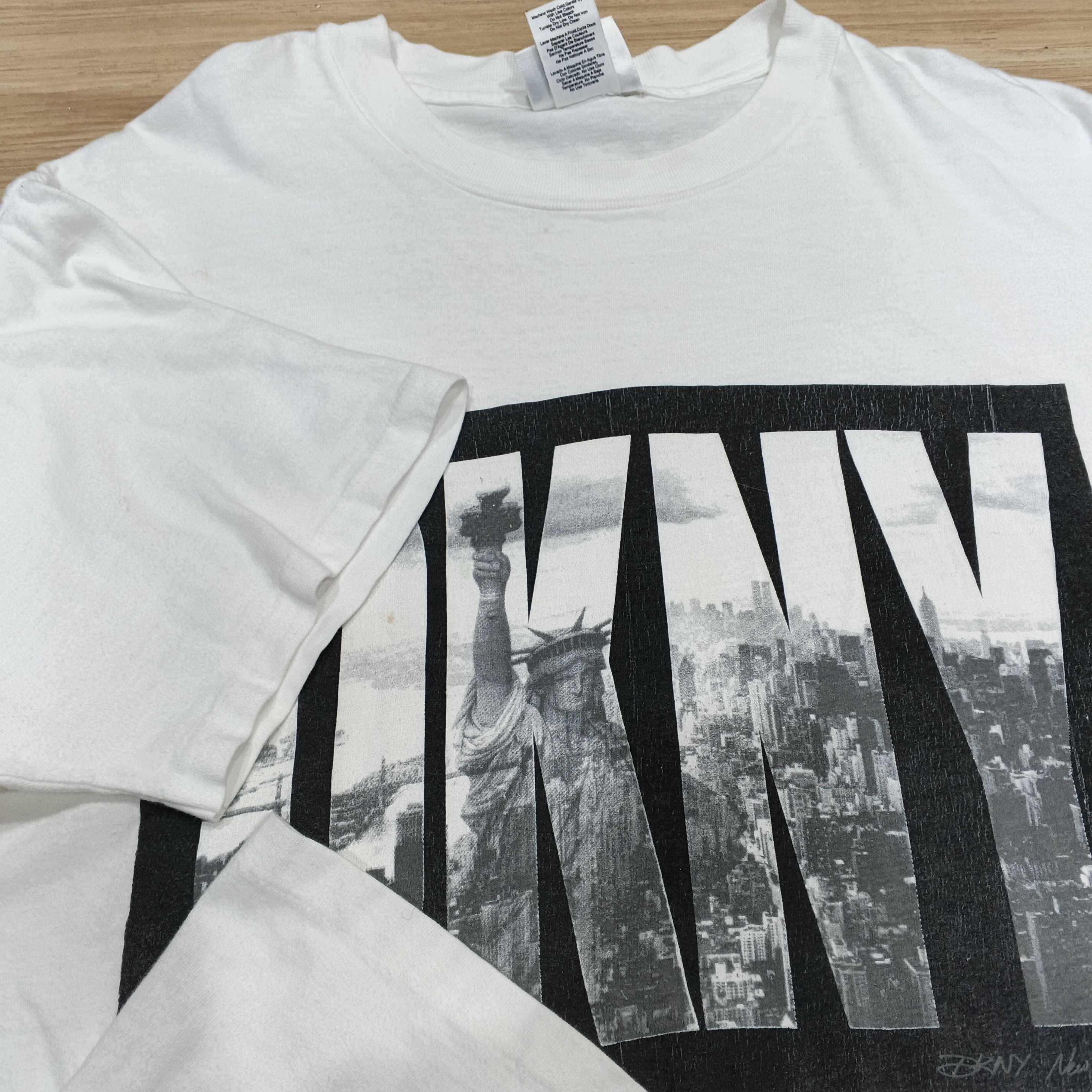 DKNY Vintage 90s DKNY New York Jeans Liberty Of Queen Tshirt Size US XL / EU 56 / 4 - 5 Thumbnail