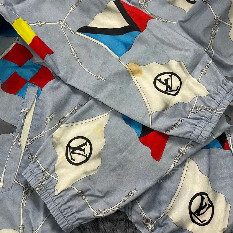 Louis Vuitton Louis Vuitton S Windbreaker Hooded. Size US S / EU 44-46 / 1 - 8 Thumbnail