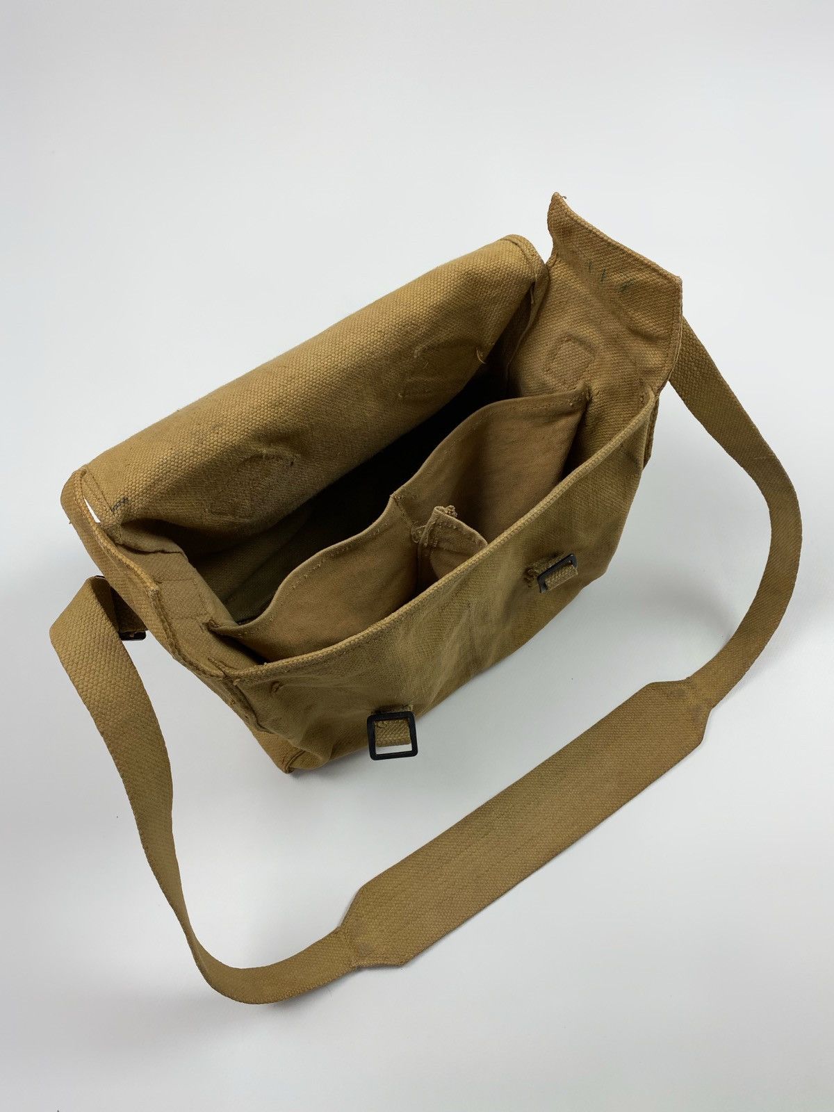 Vintage 1950’s Vintage British Army P-37 Heavy Canvas Shoulder Bag Size ONE SIZE - 13 Thumbnail