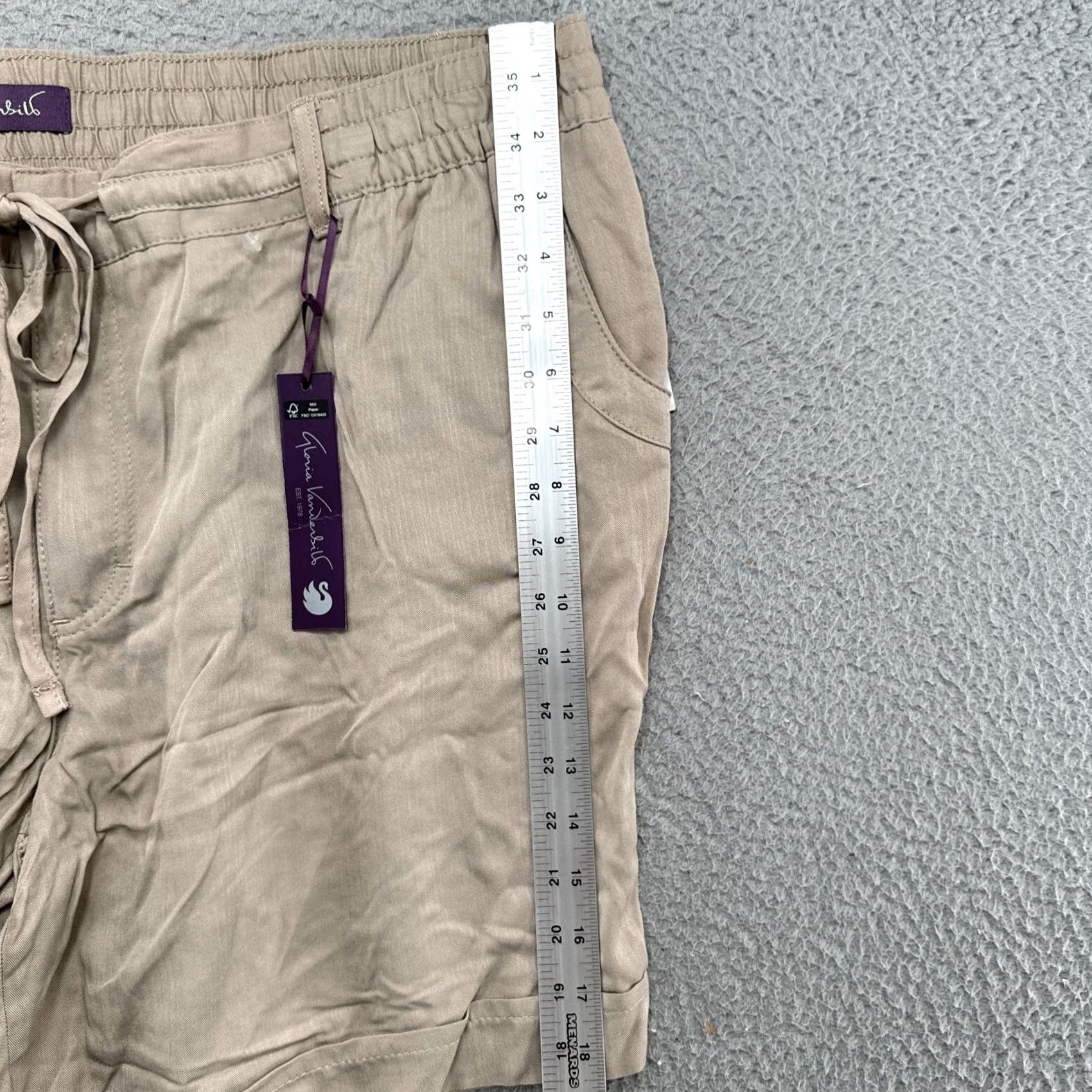 Gloria Vanderbilt Gloria Vanderbilt Molly Shorts Beige Rayon Cuffed Drawstring Elastic Waistband 18W Women Shorts +Pockets Casual Mid Rise Knit 90s Stil No Size 40" / US 18 - 6 Thumbnail