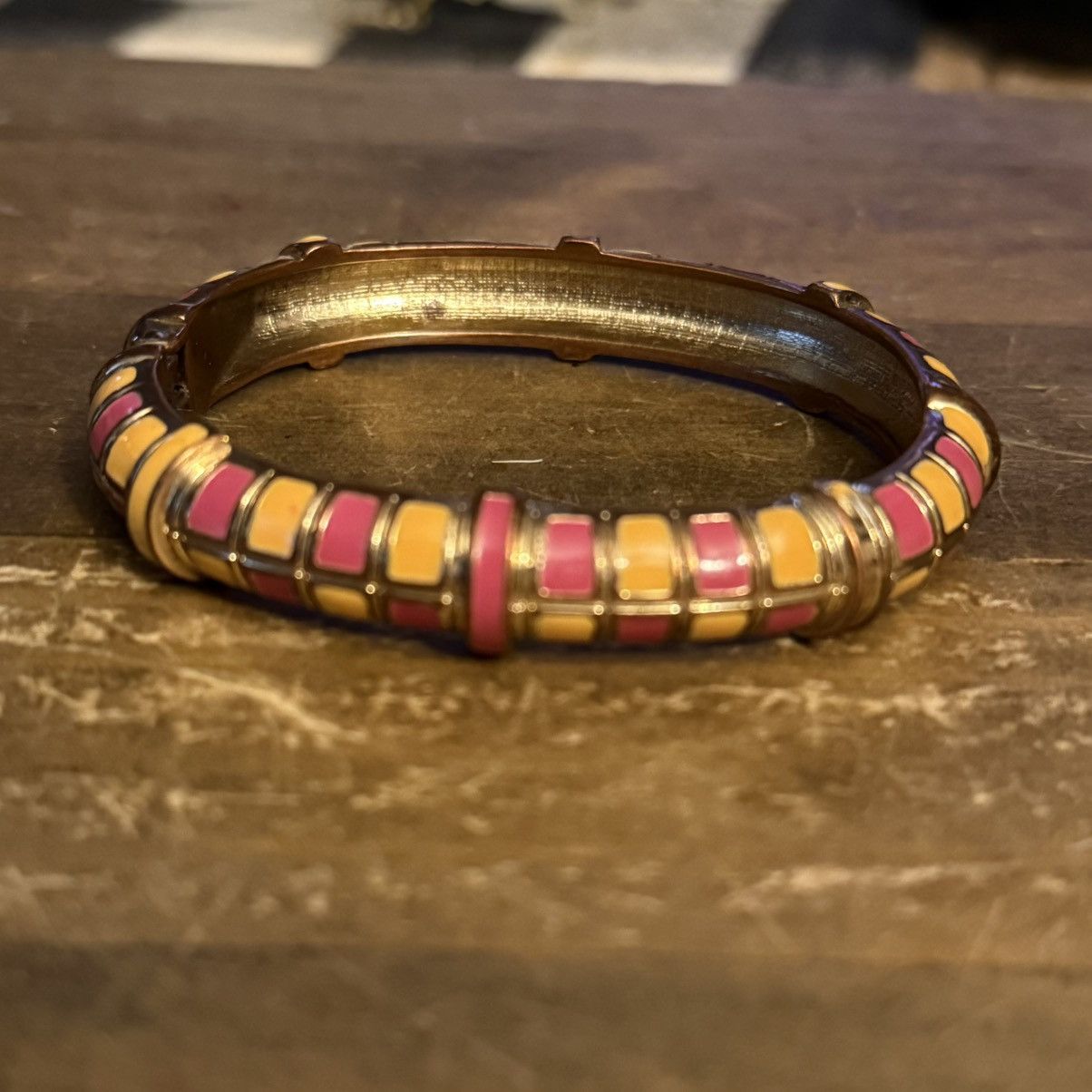 Vintage Vintage gold tone pink & peach enamel hinged bangle bracelet Size ONE SIZE - 7 Thumbnail