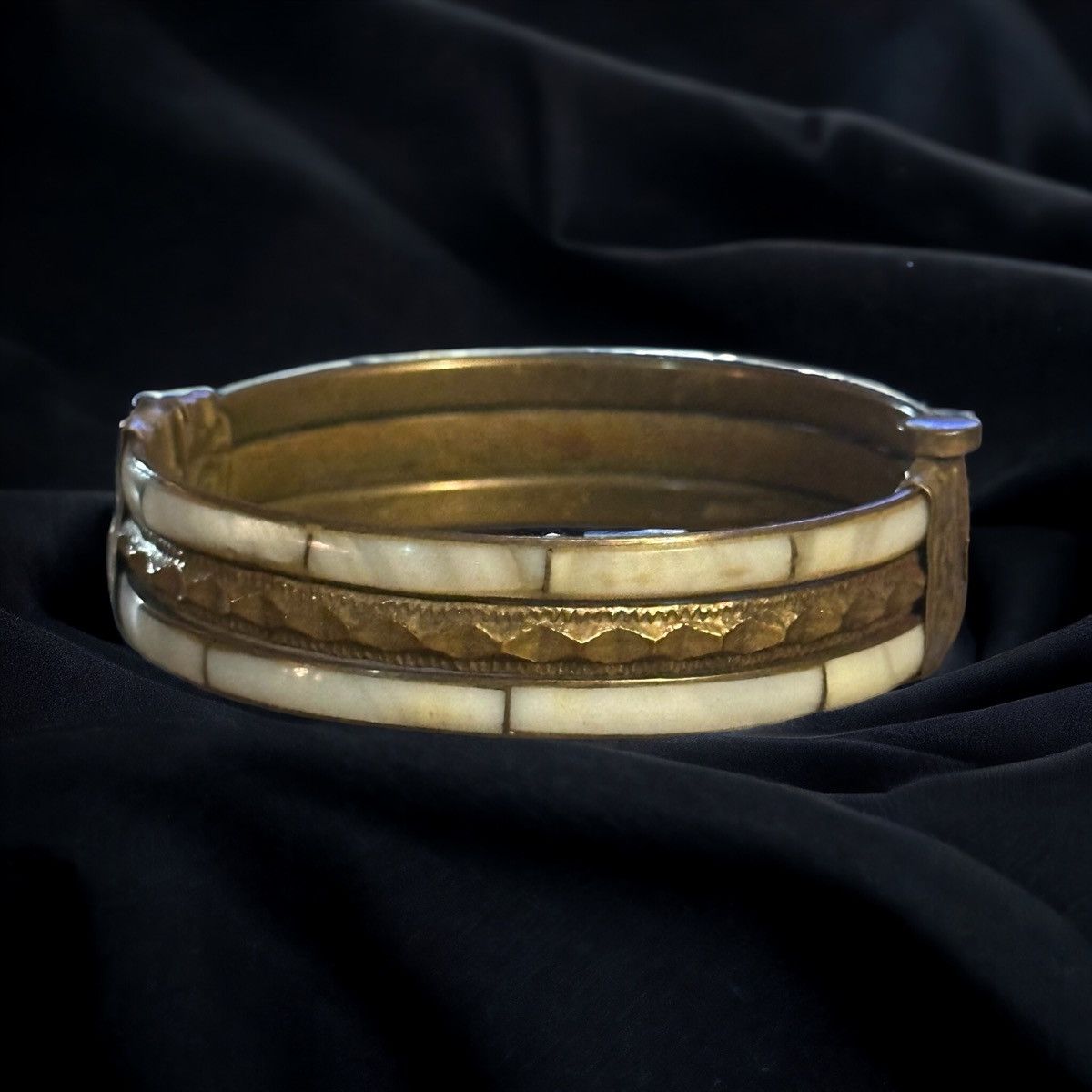 Vintage Vintage brass mother of Pearl inlay hinged bangle bracelet Size ONE SIZE - 1 Thumbnail
