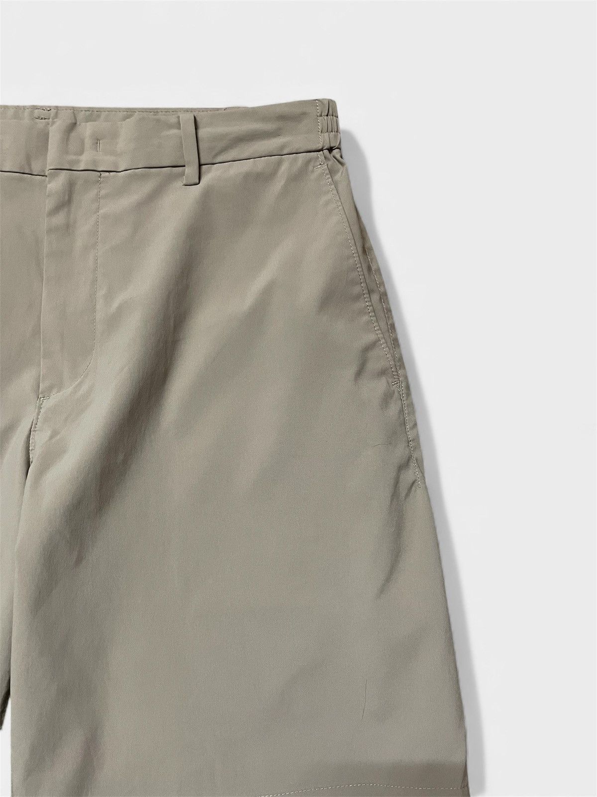 Uniqlo uniqlo x theory beige nylon short Size US 32 / EU 48 - 2 Thumbnail