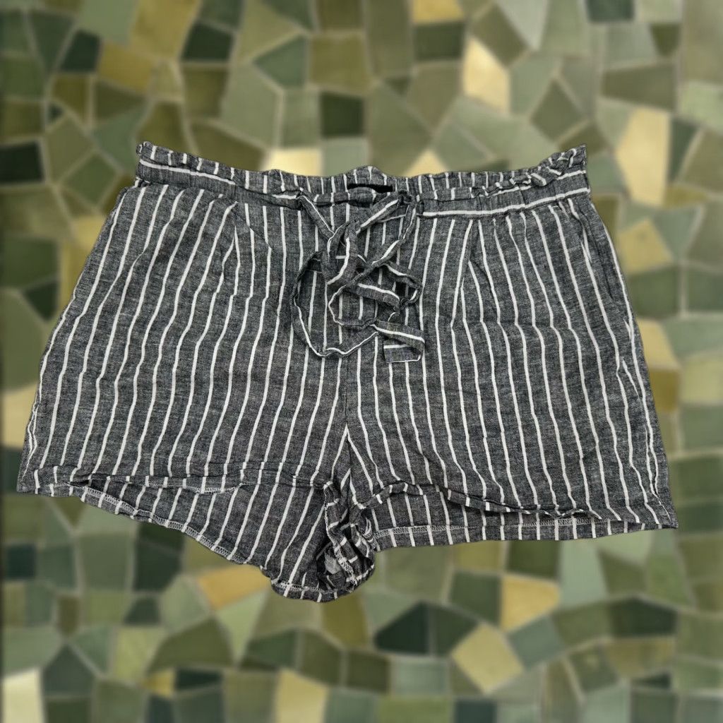 Express Express Womens Shorts Striped Chambray High Rise Elastic Waist Large Gray Size 36" / US 14 / IT 50 - 1 Thumbnail