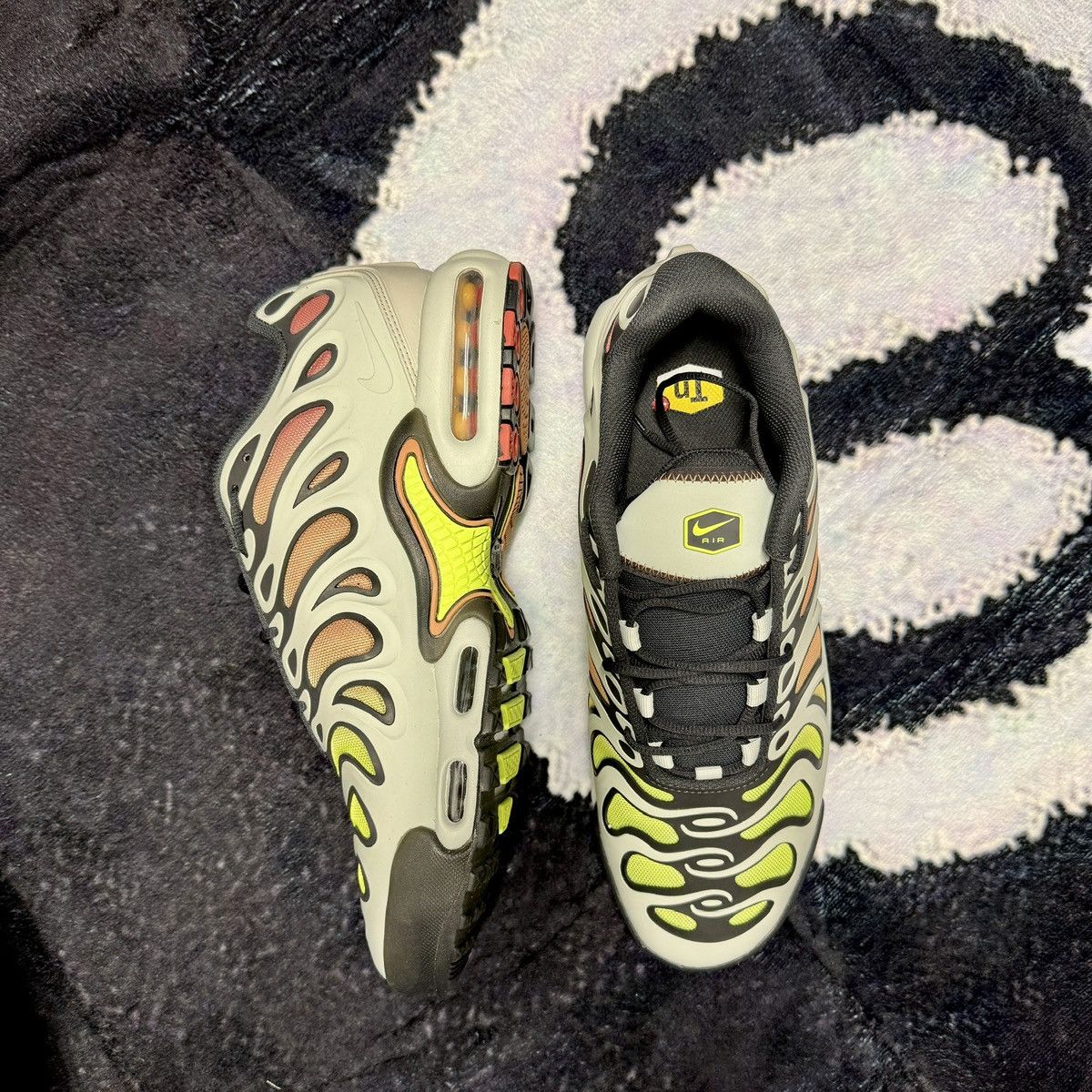 Nike Nike Air Max Plus Drift Light Silver Volt Size US 10 / EU 43 - 2 Thumbnail