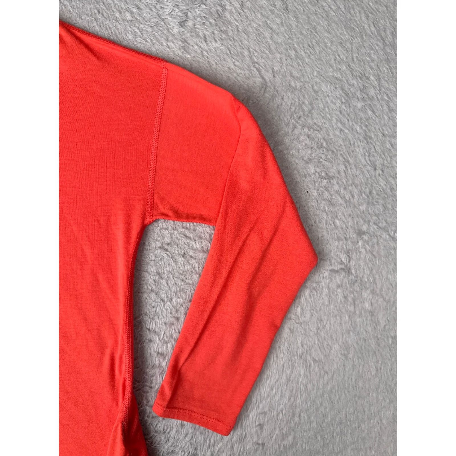 The North Face The North Face Shirt Women Medium Red Long Sleeve Crew Polyester Blend READ Size M / US 6-8 / IT 42-44 - 2 Thumbnail