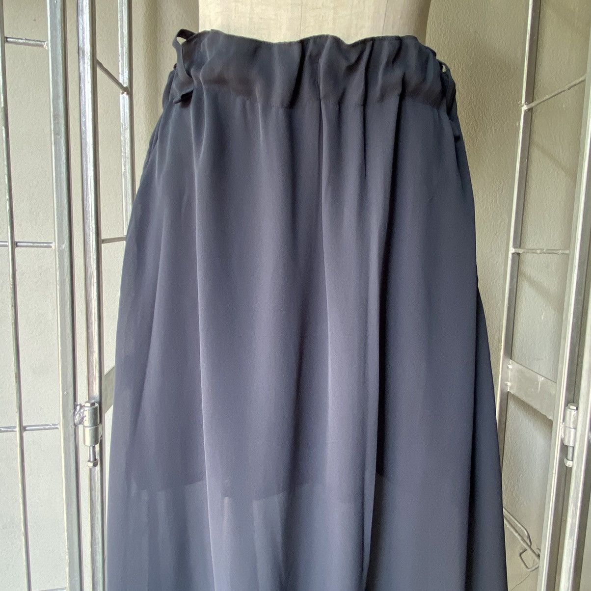 Issey Miyake ISSEY MIYAKE Dark Gray Chiffon Skort with Smocked Waist Size 27" / US 4 / IT 40 - 2 Thumbnail