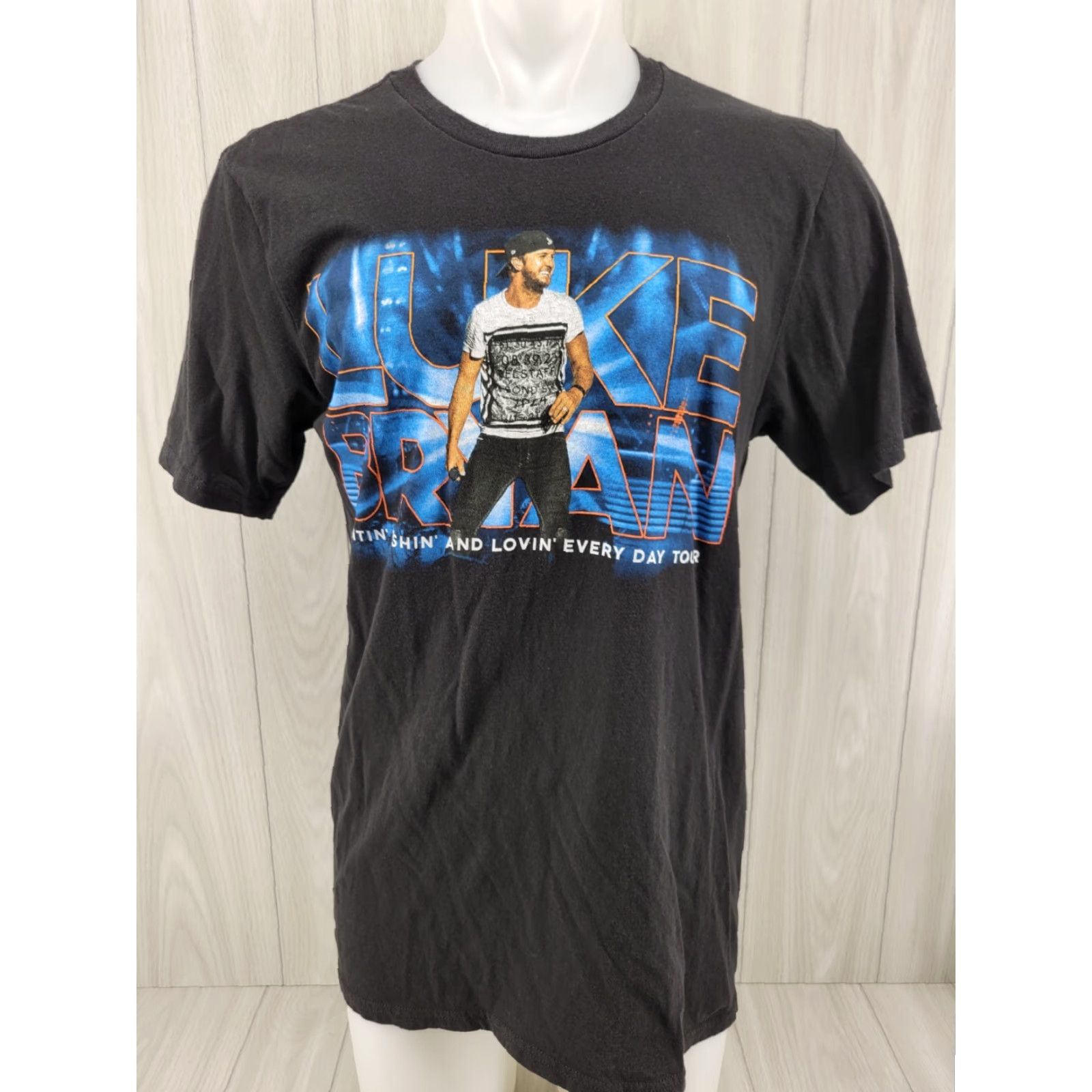 Vintage VINTAGE LUKE BRYAN Live 2017 Hunting Fishing and Loving Every Day Tour Concert T-Shirt L Men Black Short Sleeve Gender Mens Size US L / EU 52-54 / 3 - 2 Thumbnail