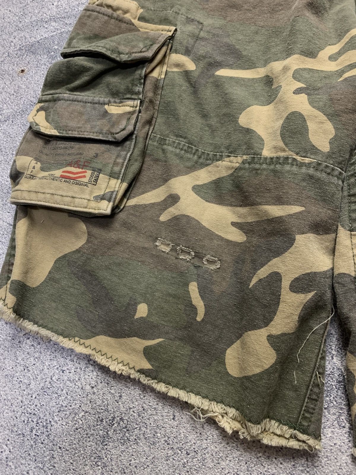 Abercrombie & Fitch 🐍 SOLD 🐍Abercrombie & Fitch - Trash Faded Cargo Camo Pants Size US 32 / EU 48 - 2 Thumbnail