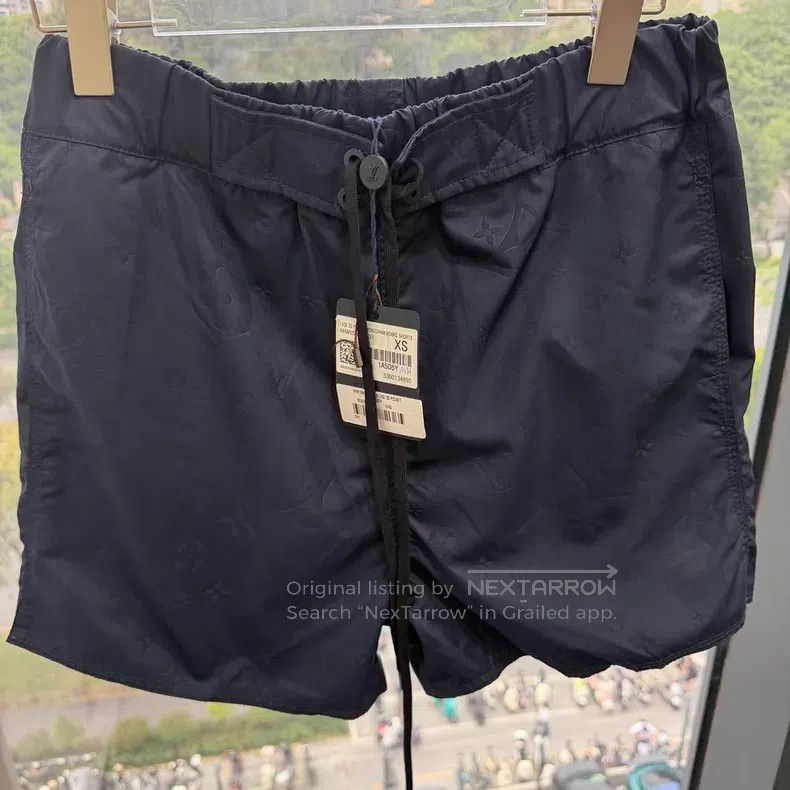 Louis Vuitton Louis Vuitton size xs Navy dark stripe logo shorts Size US 28 / EU 44 - 1 Thumbnail
