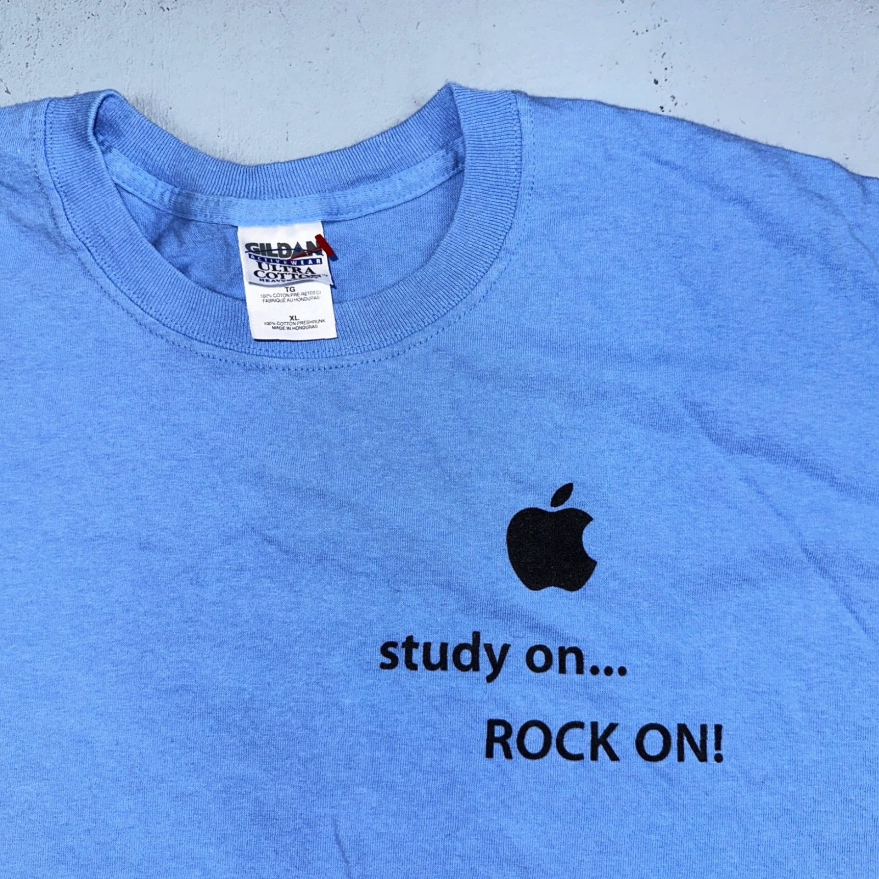 Gildan VINTAGE Gildan T-Shirt Men XL Blue Rock On Apple Rare iTunes Promo VTG 2000 70s 80s 90s Concert Dance Commercial Size US XL / EU 56 / 4 - 5 Thumbnail
