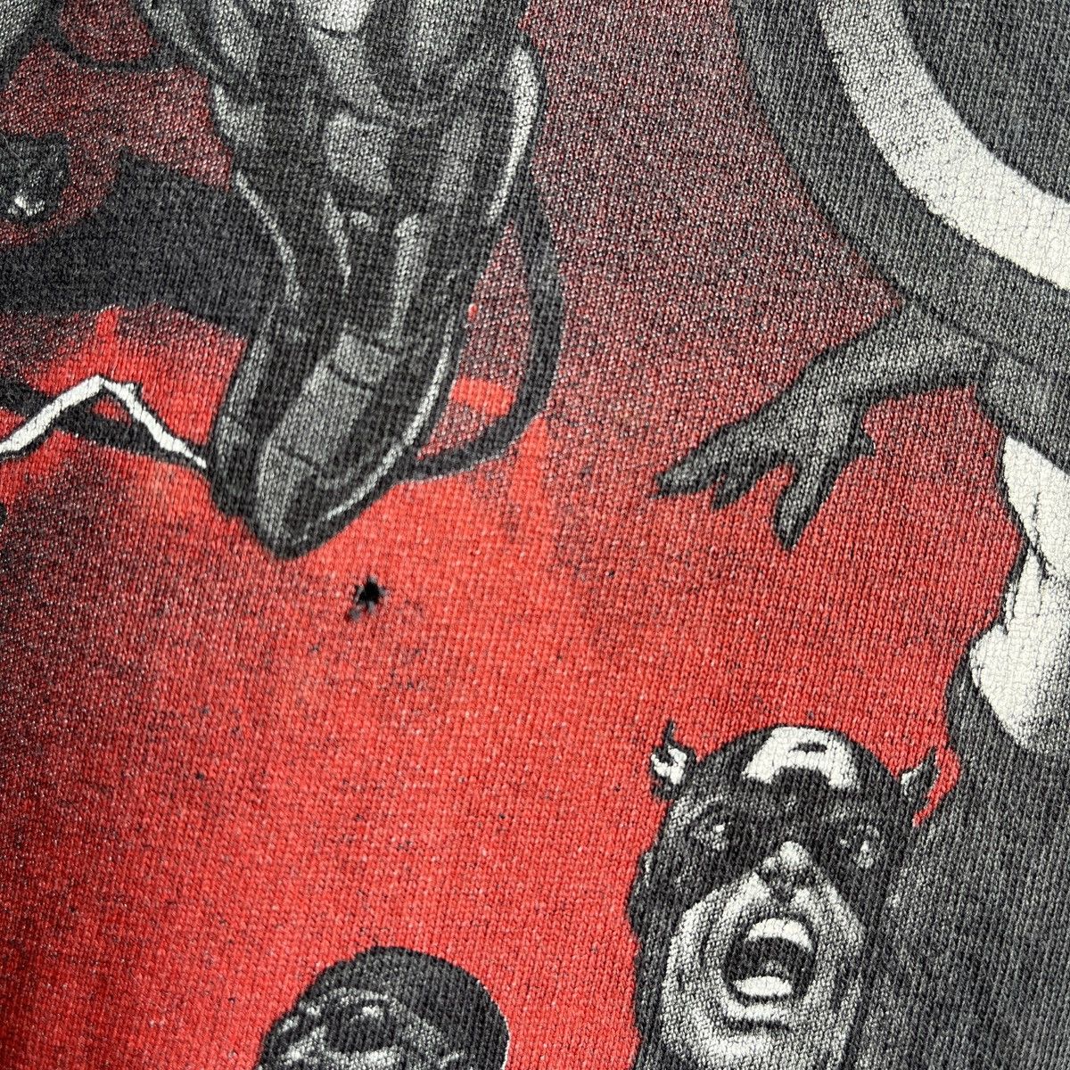 Mad Engine VINTAGE Y2K DISTRESSED FADED THE AVENGERS MARVEL TSHIRT Size US M / EU 48-50 / 2 - 14 Thumbnail