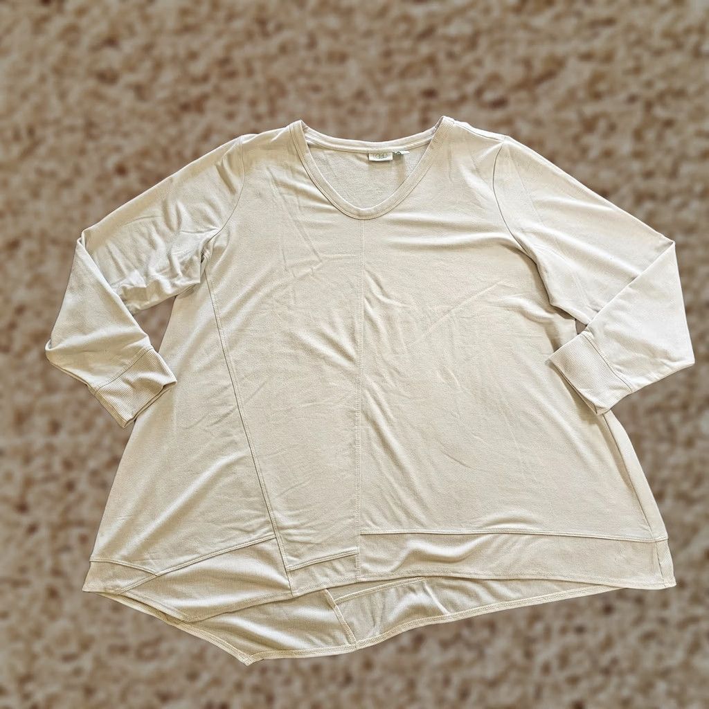 Vintage LOGO by Lori Goldstein Top Women 2X Beige V-Neck Stretch Casual Basic Layer Comfort Shirt Plus Size Women"} Size XXL / US 16-18 / IT 52-54 - 1 Thumbnail