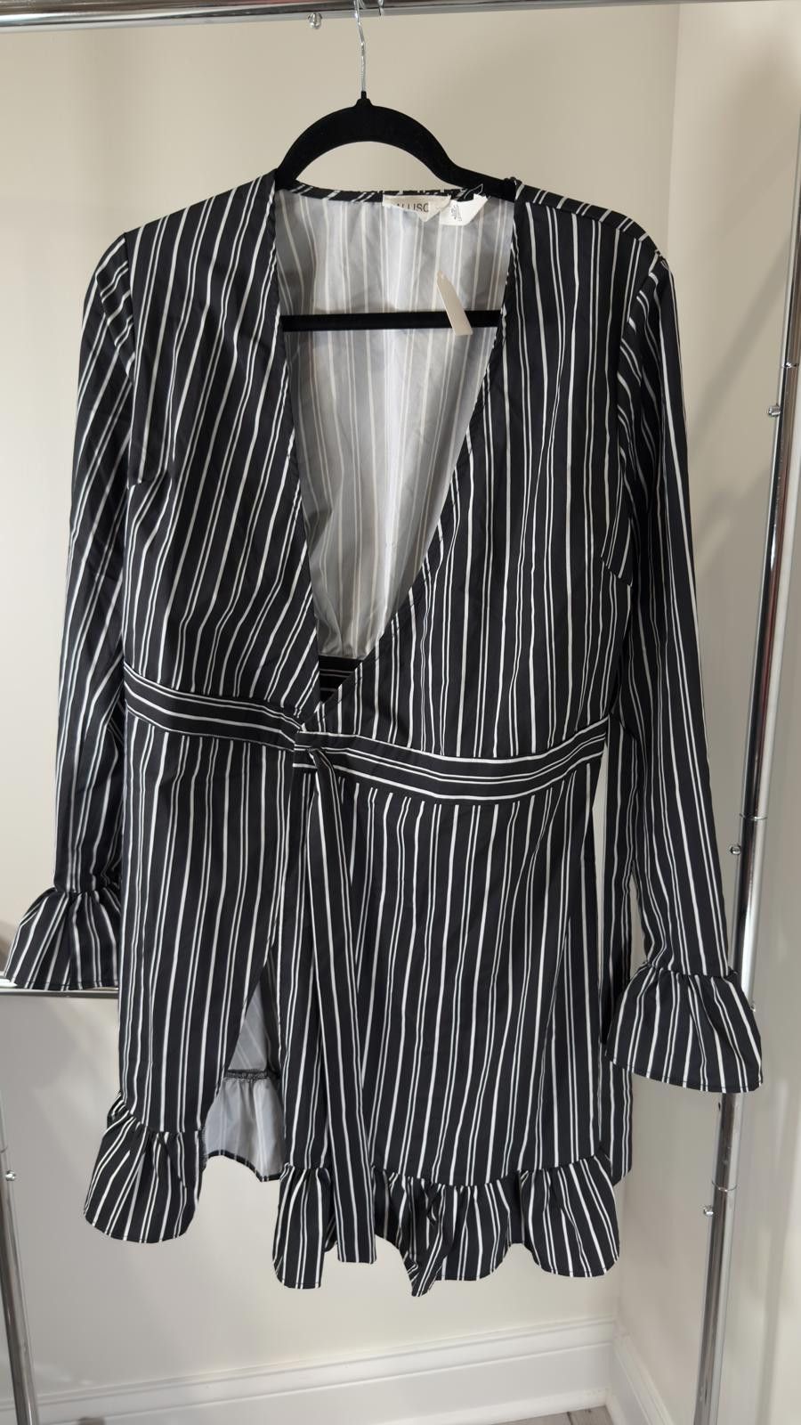 Designer Allison New York Striped Dress with Ruffle Sleeves Size L / US 10 / IT 46 - 1 Thumbnail