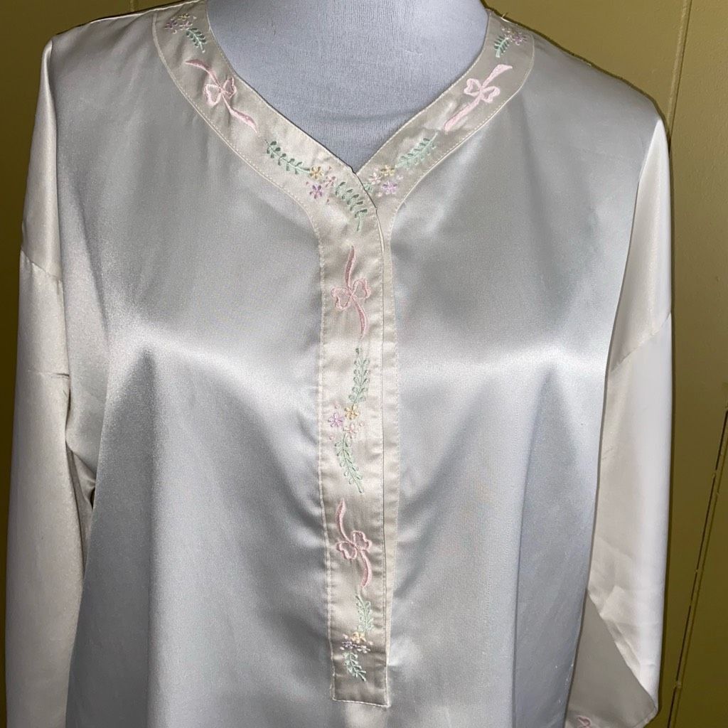 Other Henri Pierre women L V-cut button front satin Longsleeve nig Size ONE SIZE - 2 Thumbnail