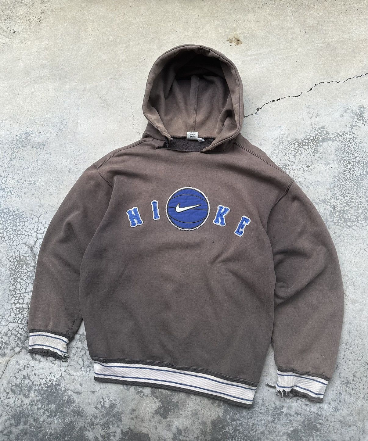 Nike Vintage THRASHED NIKE Center Logo Grunge Baggy Hoodie Size US L / EU 52-54 / 3 - 3 Thumbnail