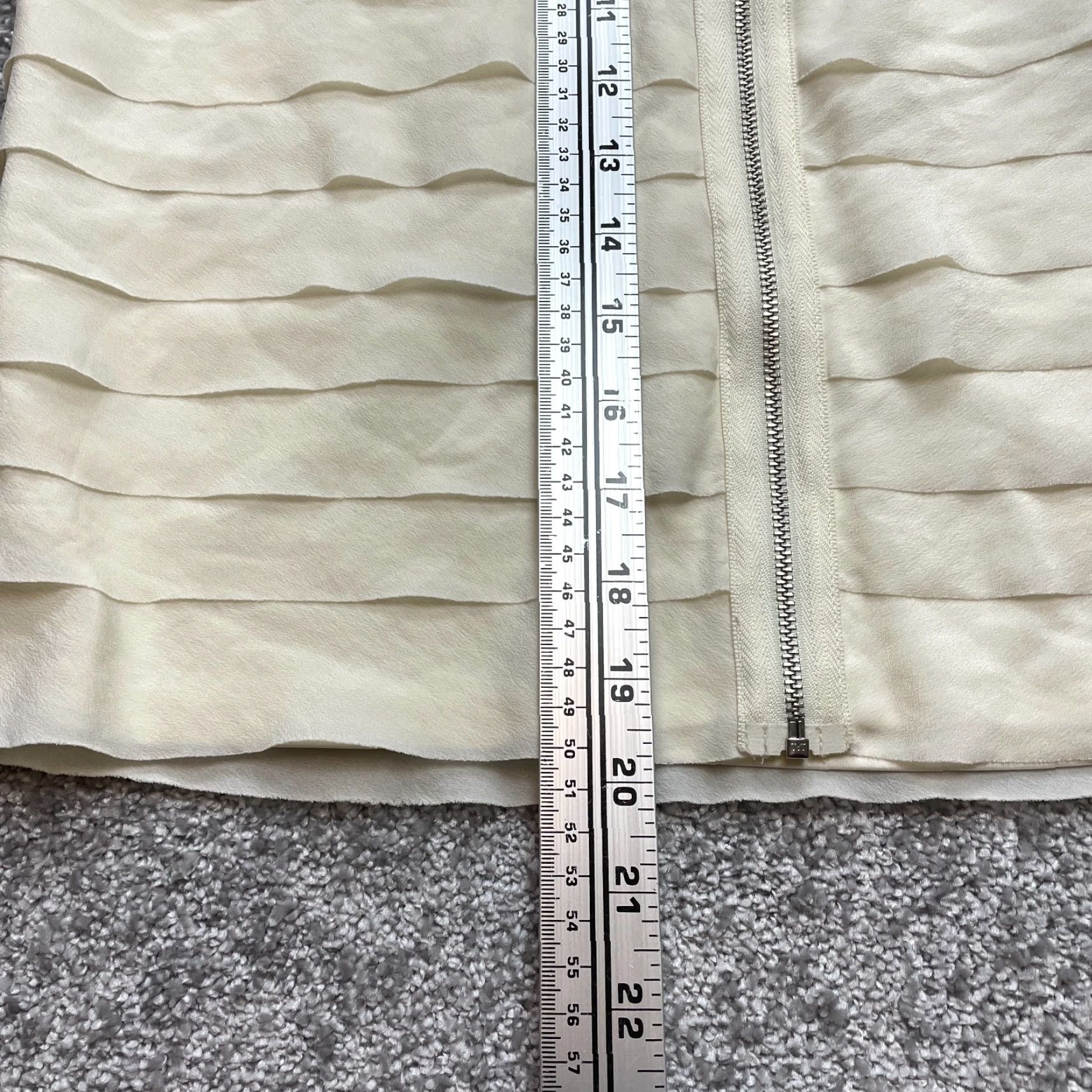 Bcbgmaxazria VINTAGE BCBGMAXAZRIA Mini Skirt Womens S Cream White Layered Ruffle Short Full Zip Skirt Ivory Polyester Chiffon Zip Womens 60? Size 28" / US 6 / IT 42 - 3 Thumbnail