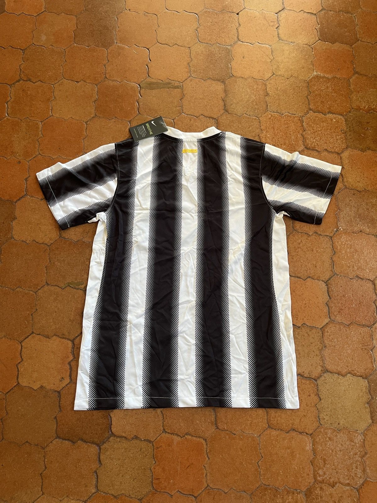Nike Juventus 2010/11 Home Jersey Nike Dri-Fit (Size M) Size US M / EU 48-50 / 2 - 2 Thumbnail