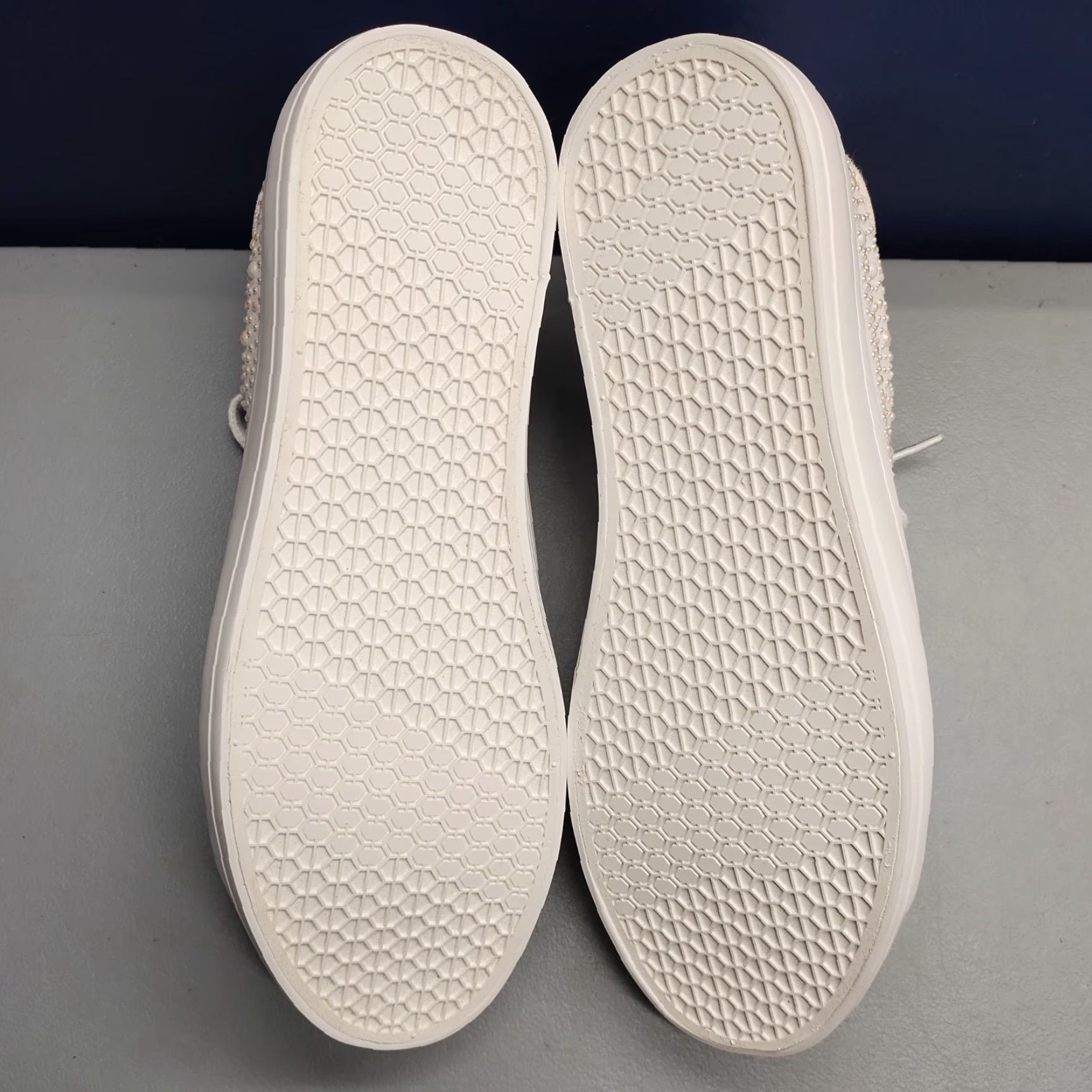 Juicy Couture Juicy Couture Alanis Platform Sneakers Womens US 8.5 White Rhinestone Lace Up NWOB Size 8.5 Womens Footwear White Platform Sneakers Size US 9 / IT 39 - 5 Thumbnail