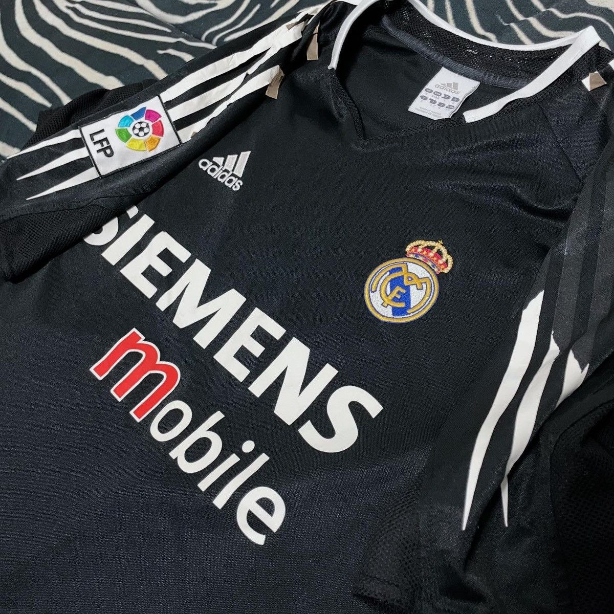 Adidas REAL MADRID 2004 2005 AWAY FOOTBALL SHIRT SOCCER JERSEY Size US S / EU 44-46 / 1 - 4 Thumbnail