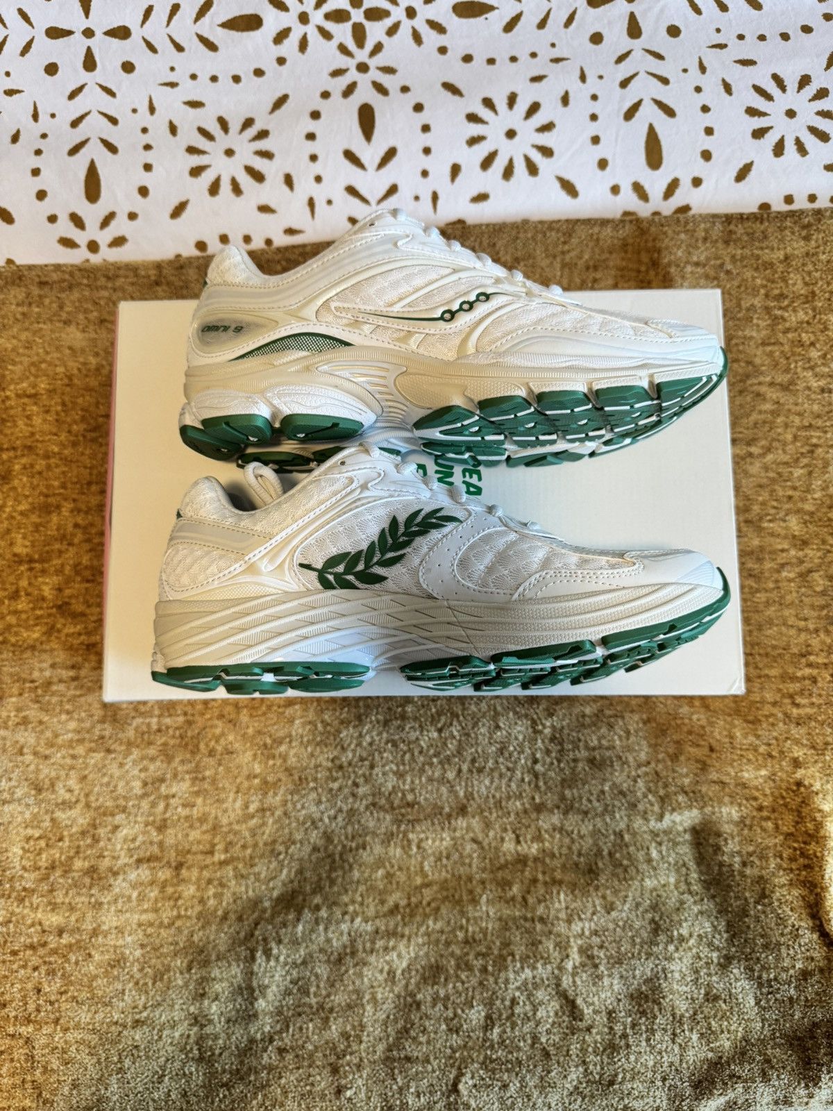 Saucony DEADSTOCK! END x Saucony ProGrid Omni 9 'World Peace Day' Size US 8 / EU 41 - 2 Thumbnail