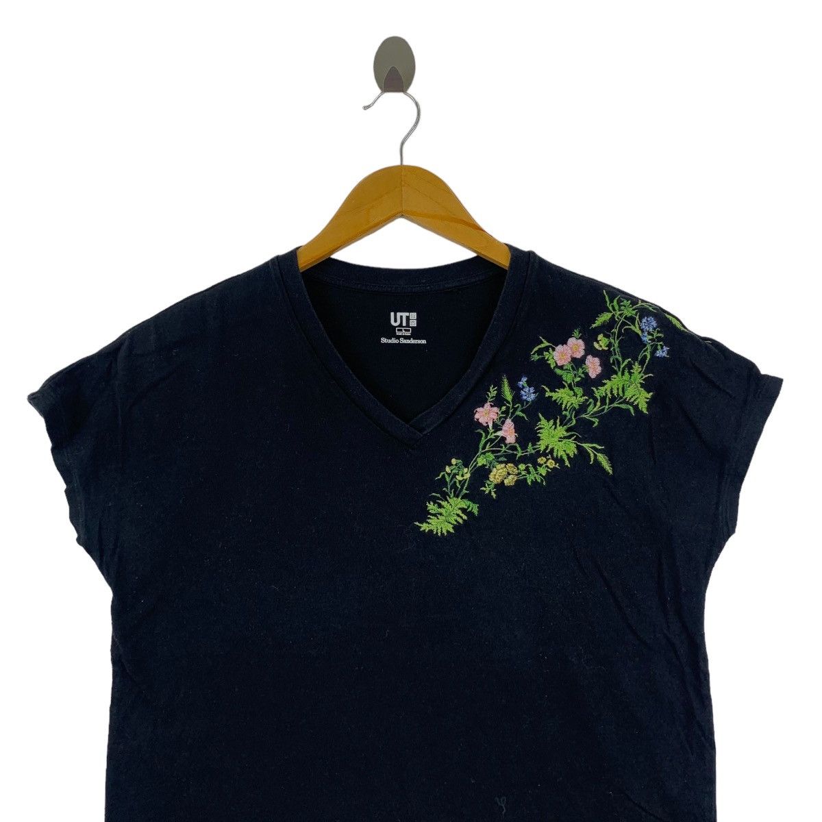 Uniqlo UNIQLO x STUDIO SANDERSON Flowers Art Tee Shirt Size L / US 10 / IT 46 - 2 Thumbnail