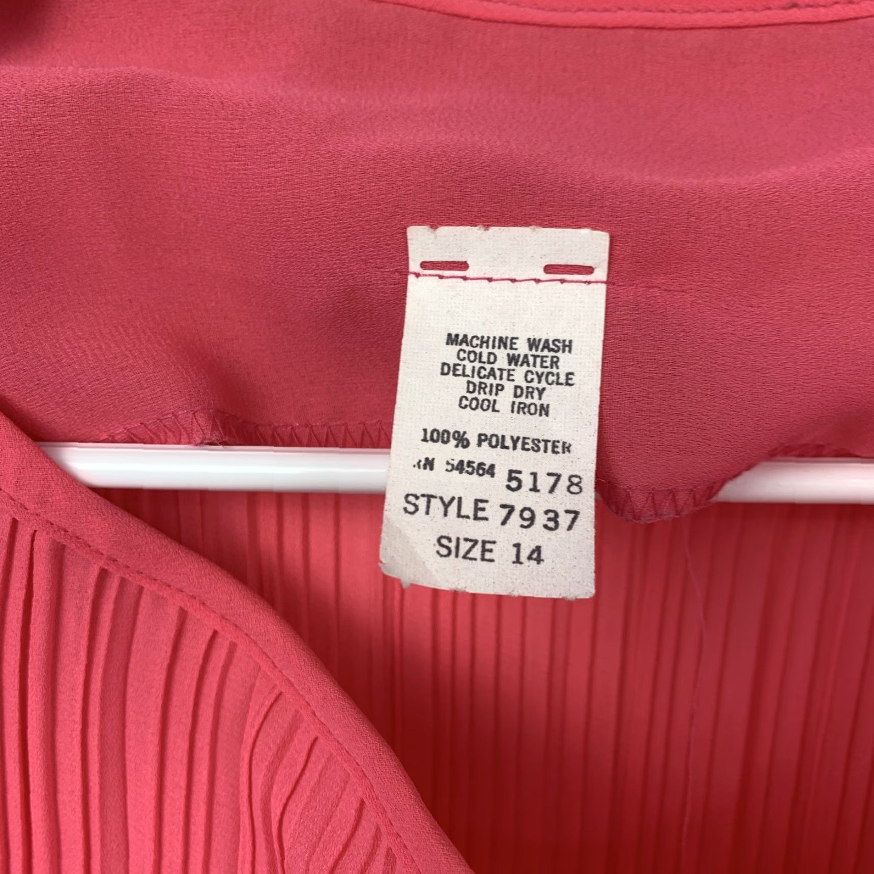 Vintage VINTAGE Dress Women's 14 Coral Pink Pleated Drop Waist Knee Length 3/4 Sleeve Pearl Cuff Polyester Salmon Pink Size XL / US 12-14 / IT 48-50 - 4 Thumbnail