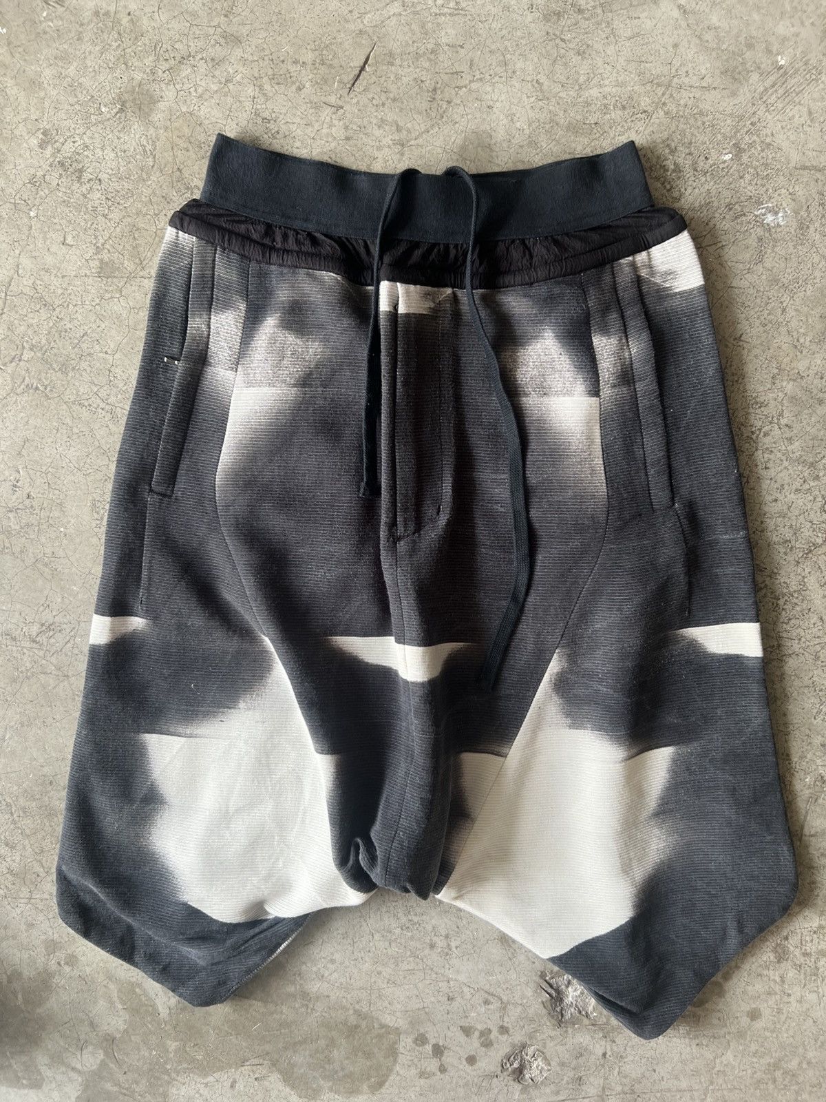 Julius Julius 7 - S/S14 “Ghost” - Geometric Drop Crotch Short Size US 30 / EU 46 - 2 Thumbnail