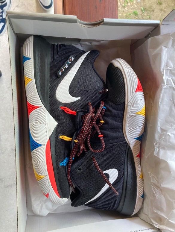 Nike Nike Kyrie Erving (Friends) Size US 10 / EU 43 - 1 Thumbnail