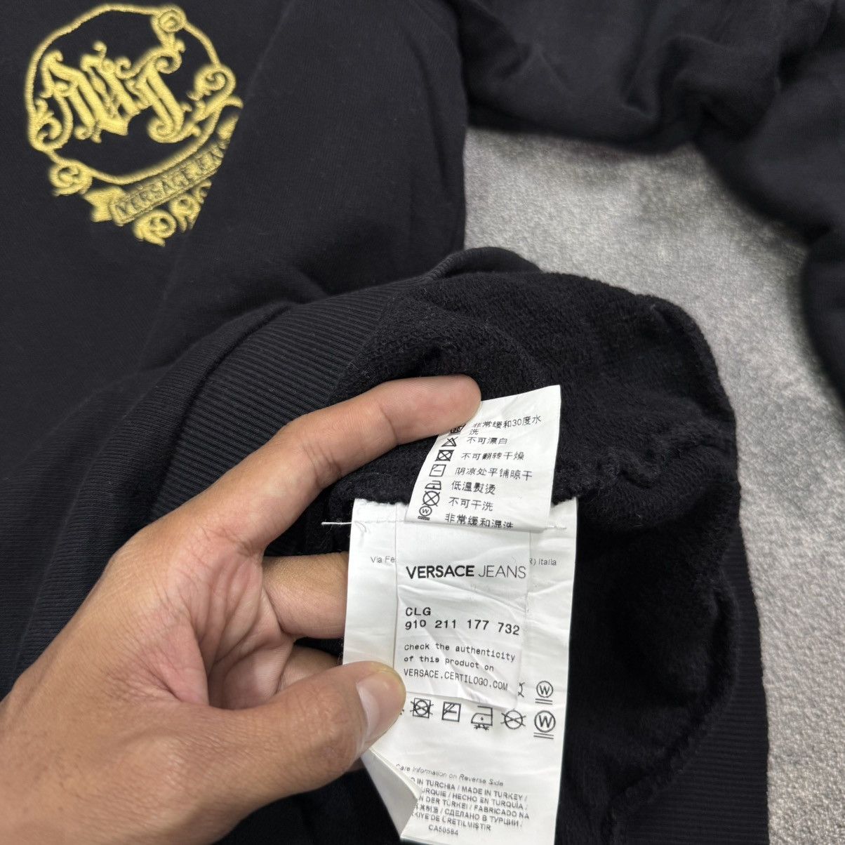 Versace VERSACE JEANS sweatshirt black logo embroidery gold Size US M / EU 48-50 / 2 - 6 Thumbnail