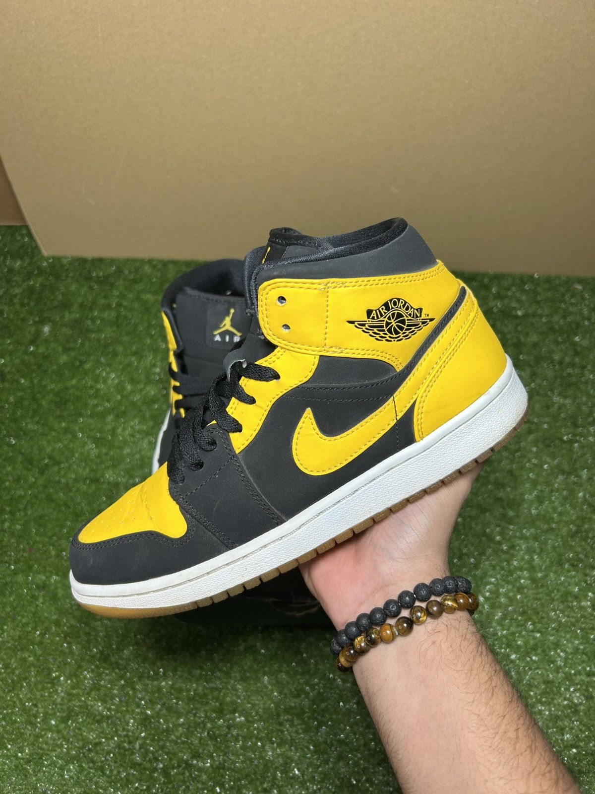 Jordan Brand Jordan 1 Mid New Love 2017 Size US 8.5 / EU 41-42 - 2 Thumbnail