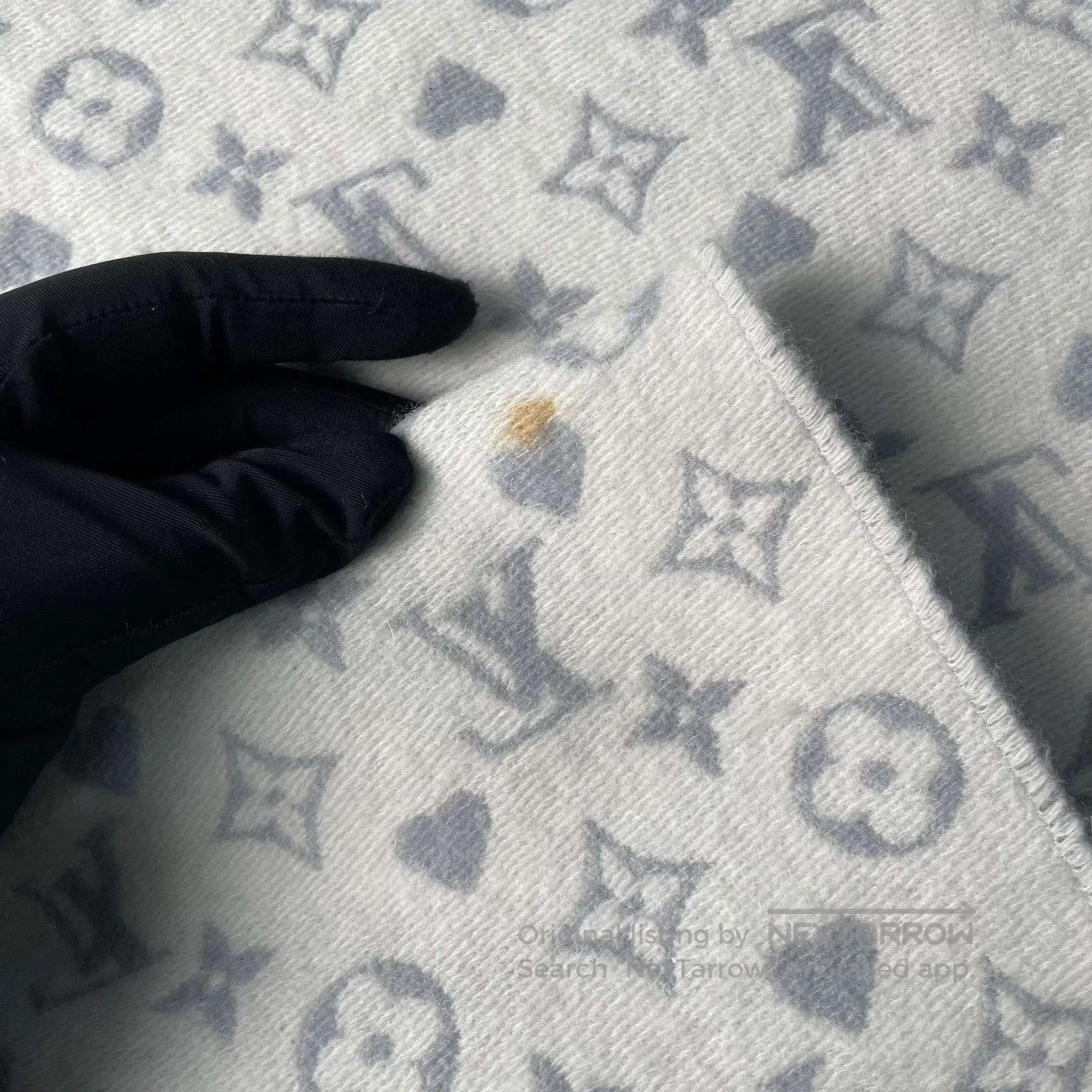 Louis Vuitton Louis Vuitton Gray Heart Monogram Fringed Scarf. Size ONE SIZE - 5 Thumbnail