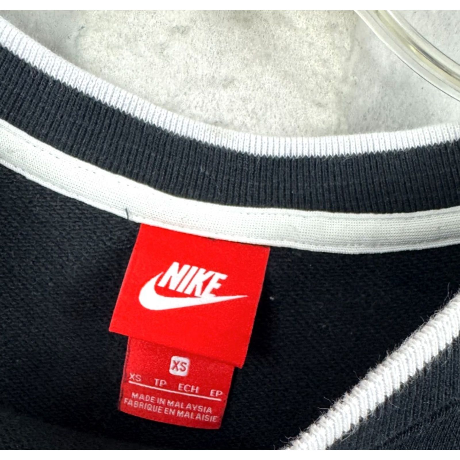 Nike VINTAGE Nike Sweatshirt Womens XS Black Cropped Crewneck Logo Swoosh L/S 56323 Size XS / US 0-2 / IT 36-38 - 2 Thumbnail