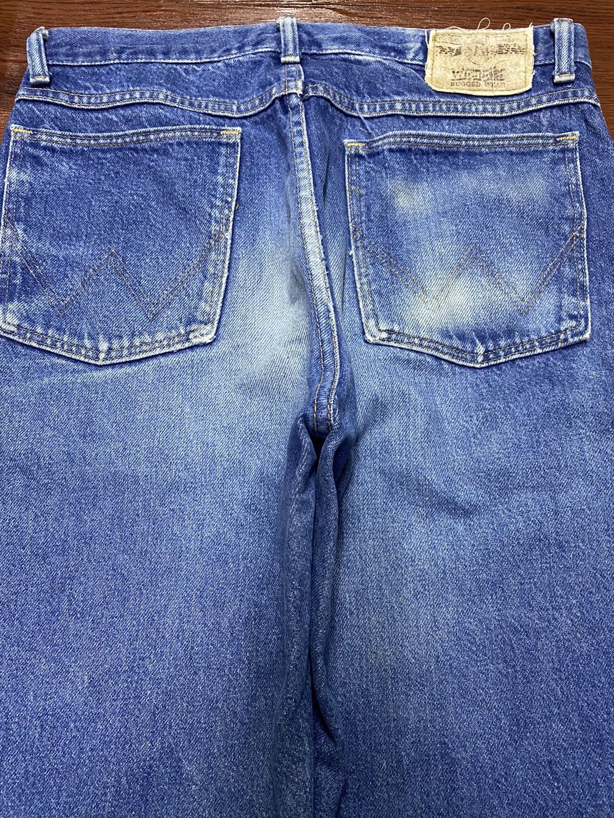Vintage Vintage Wrangler Rugged USA Blue Wash Ditressed Loose Jeans Size US 32 / EU 48 - 4 Thumbnail