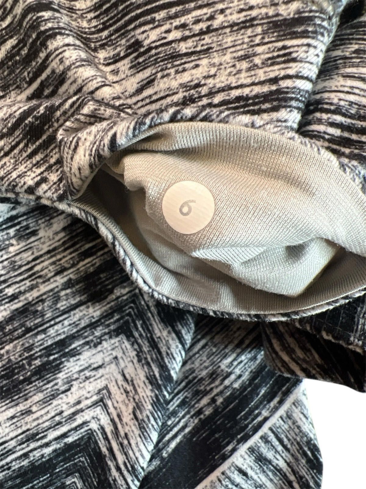 Designer Women’s Lululemon Wunder Under Crop II White Black Sz 6 Size 28" / US 6 / IT 42 - 6 Thumbnail