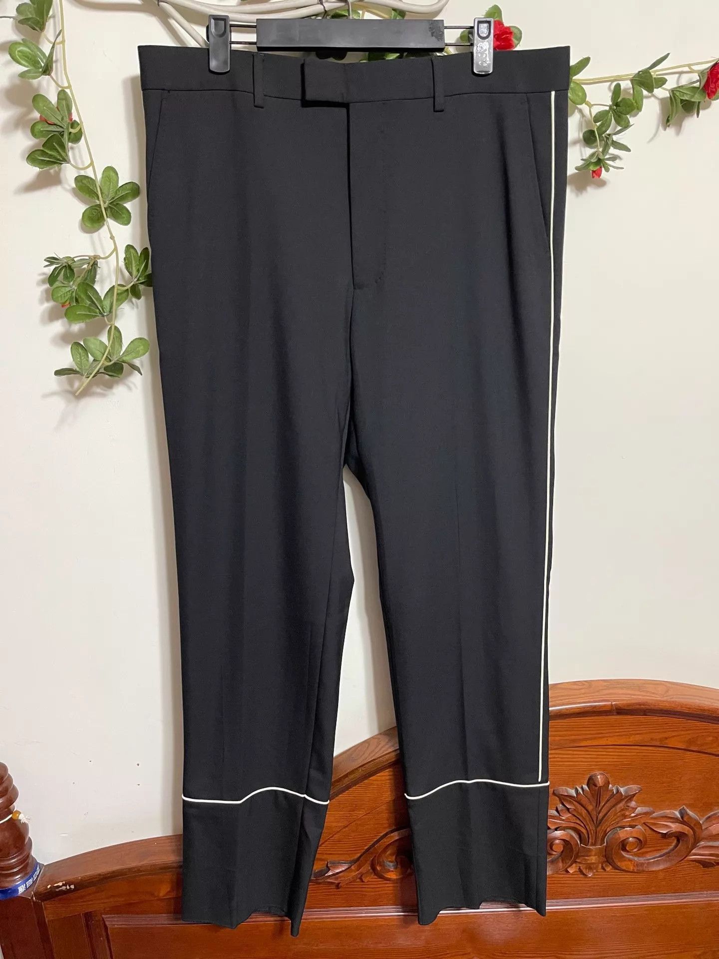 Gucci Black Casual Pants with White Side Stripes Size US 34 / EU 50 - 1 Thumbnail