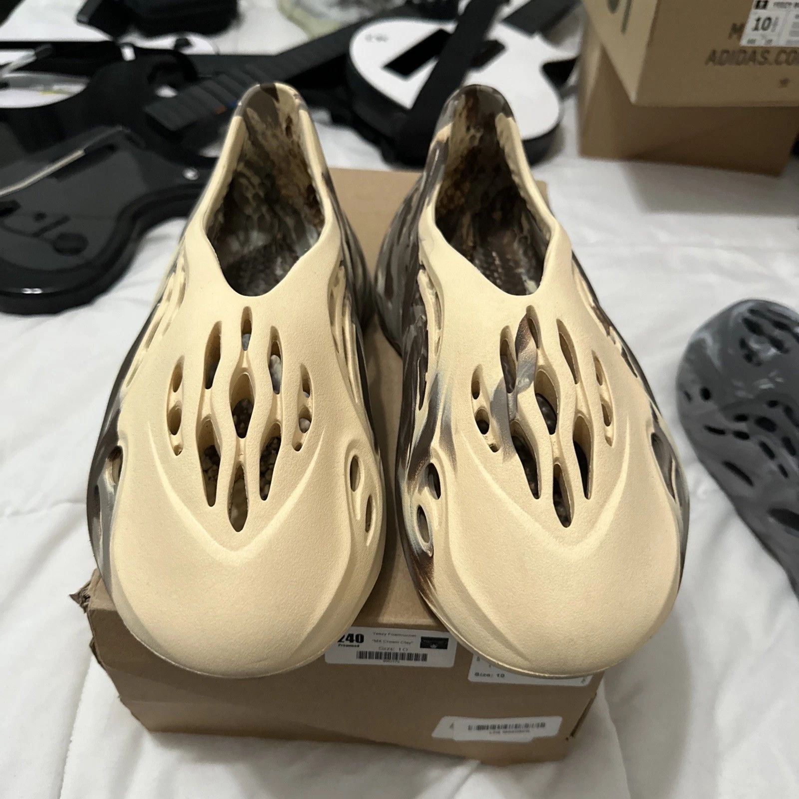 Kanye West Size 10 - adidas Yeezy Foam RNNR MX Cream Clay Size US 10 / EU 43 - 3 Thumbnail