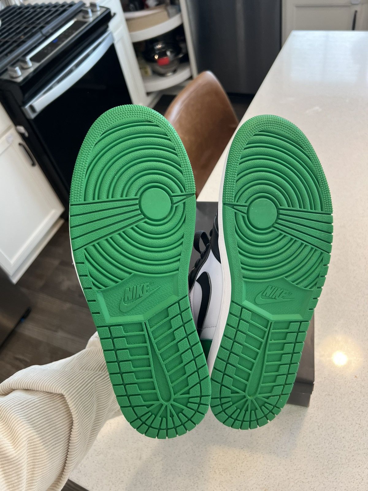 Jordan Brand Jordan 1 Retro High OG (Lucky Green) Size US 10.5 / EU 43-44 - 4 Thumbnail