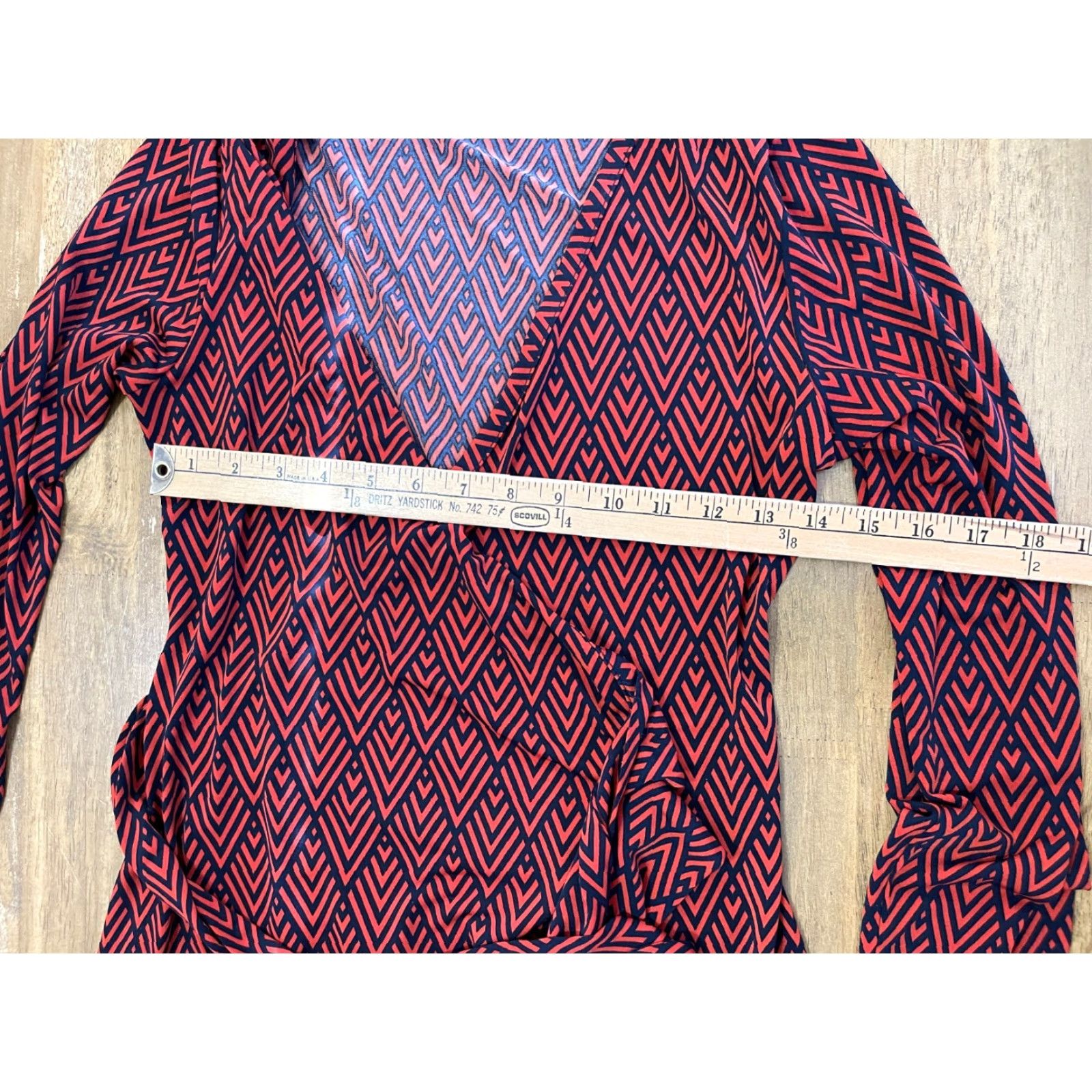 Banana Republic Banana Republic Robe Women S Red Black Long Sleeve V-Neck Tie Geometric Pattern Dress Size S / US 4 / IT 40 - 3 Thumbnail