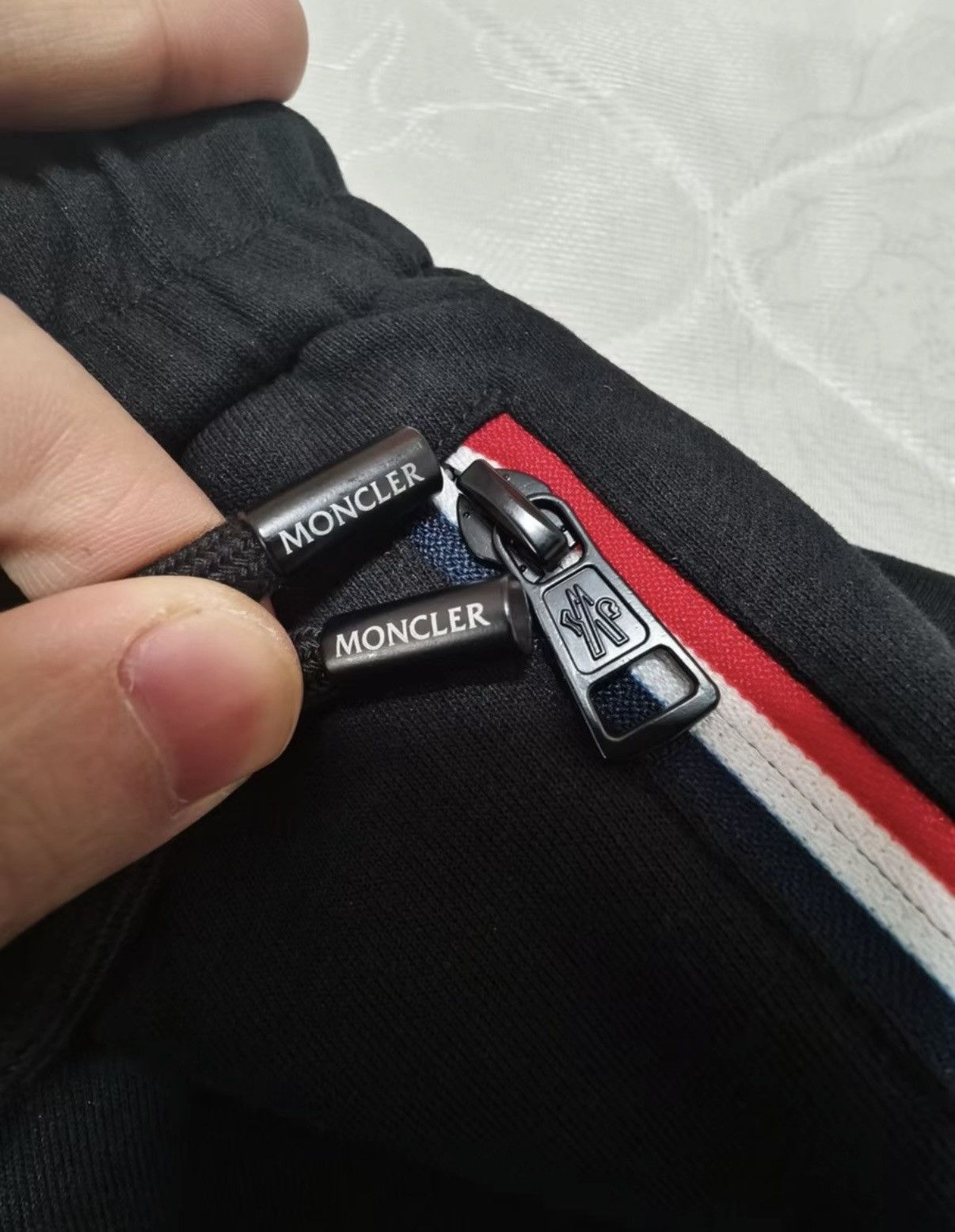Moncler Authentic Moncler felt patch sweatpants Size US 32 / EU 48 - 3 Thumbnail