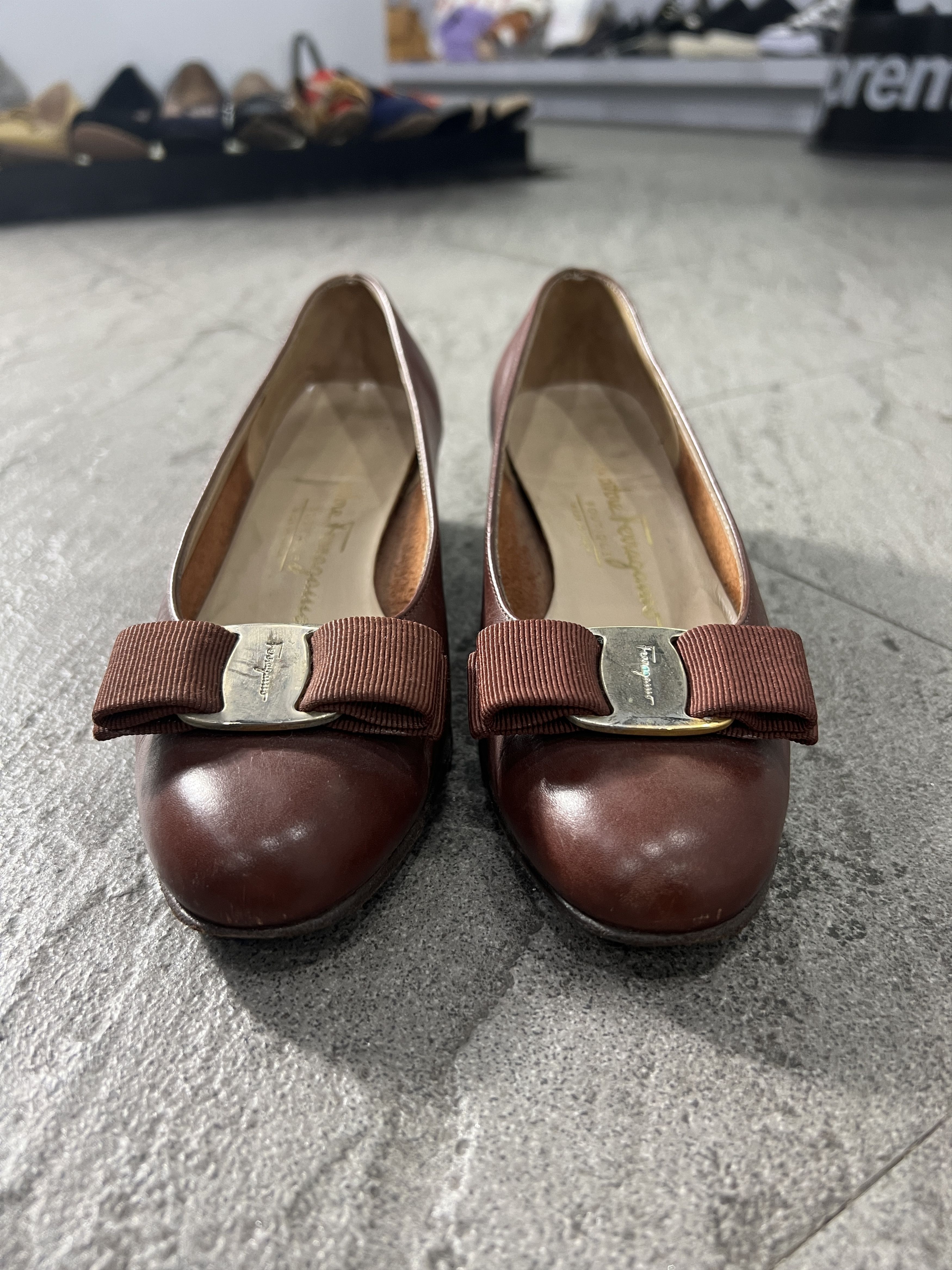 Salvatore Ferragamo Ferragamo Vara Bow Pumps Brown Leather Size 5C Size US 5 / IT 35 - 4 Thumbnail