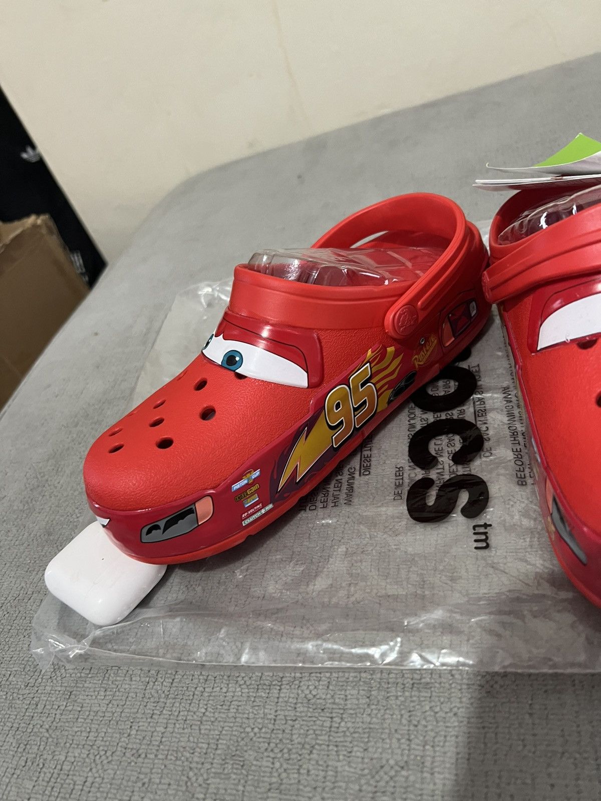 Crocs × Disney Lightening Mcqueen Crocs Size US 7 / EU 40 - 6 Thumbnail