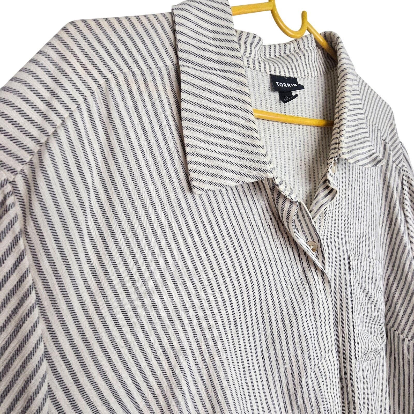 Torrid Torrid Womens Striped Crinkle Gauze Twist Front Button Shirt Size 3XL / US 20-22 - 6 Thumbnail