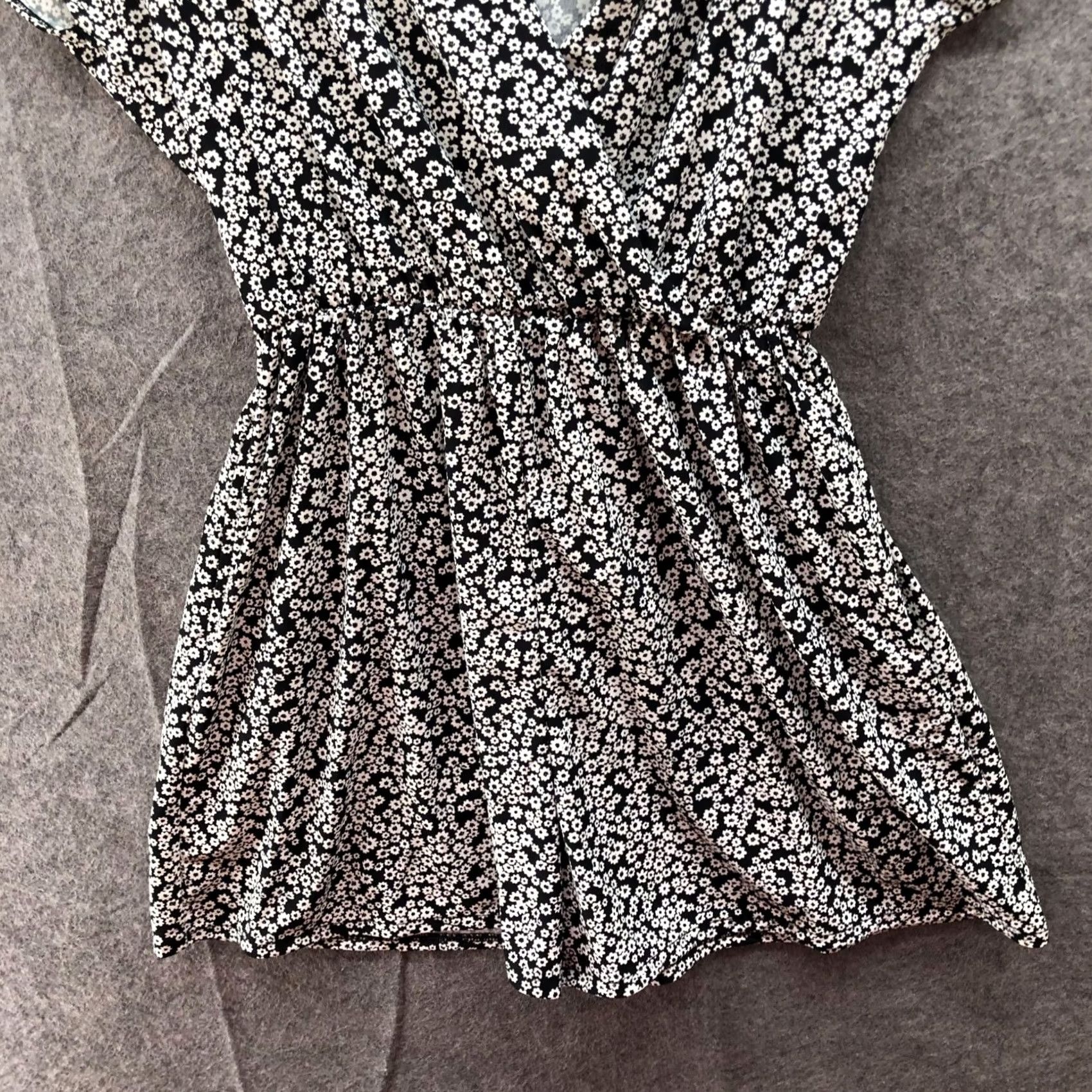 Uniqlo Uniqlo Romper Womens S Black Floral V-Neck Short Sleeve Crepe Jersey One-Piece Tropical Summer Spring Size S / US 4 / IT 40 - 4 Thumbnail