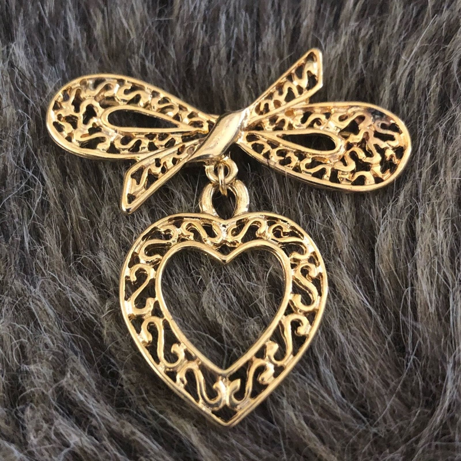 Vintage Vintage gold filigree bow with dangle heart brooch Size ONE SIZE - 1 Thumbnail
