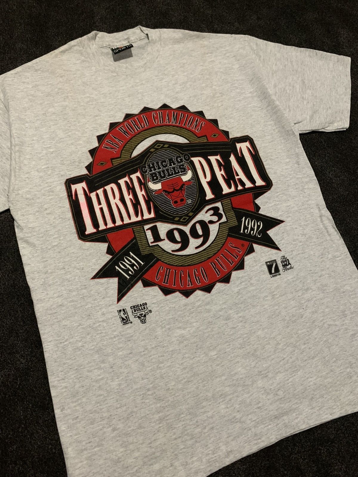 Vintage Vintage 1993 Chicago Bulls "THREE-PEAT" NBA World T-Shirt Size US L / EU 52-54 / 3 - 3 Thumbnail