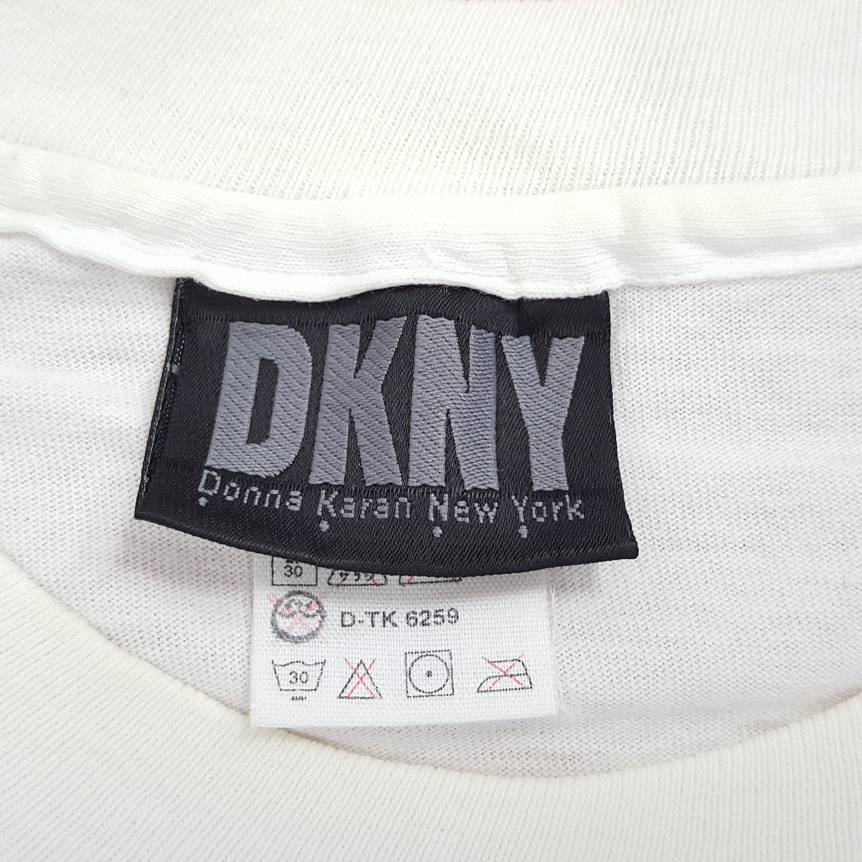 DKNY × Vintage DKNY Center Design Streetwear Style Tshirt Size US L / EU 52-54 / 3 - 6 Thumbnail